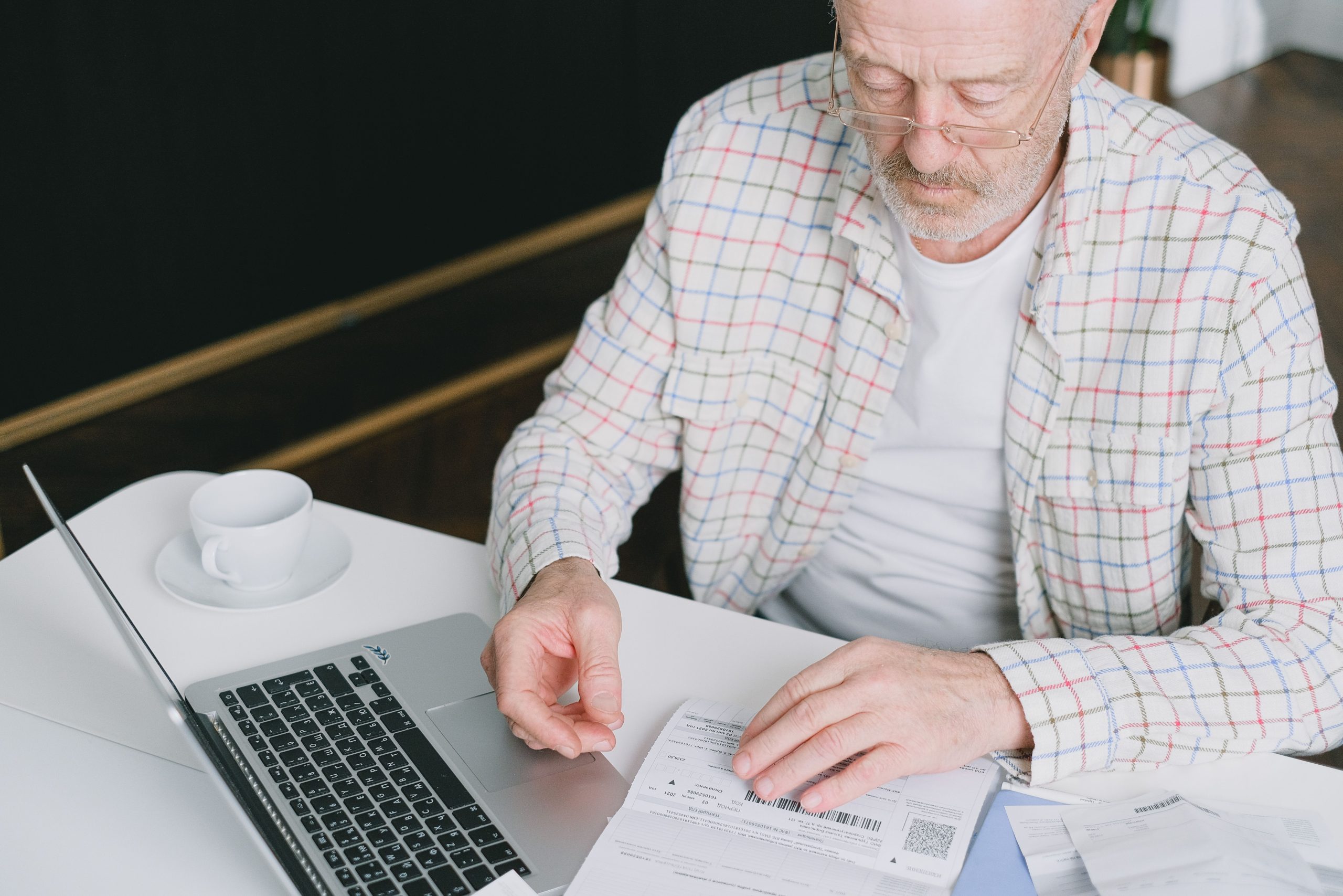 Senior consultant examinant des documents importants