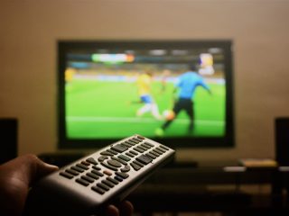 Comment programmer une télécommande universelle sans code ?
