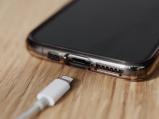 Ton téléphone est branché mais ne charge pas : pourquoi ?