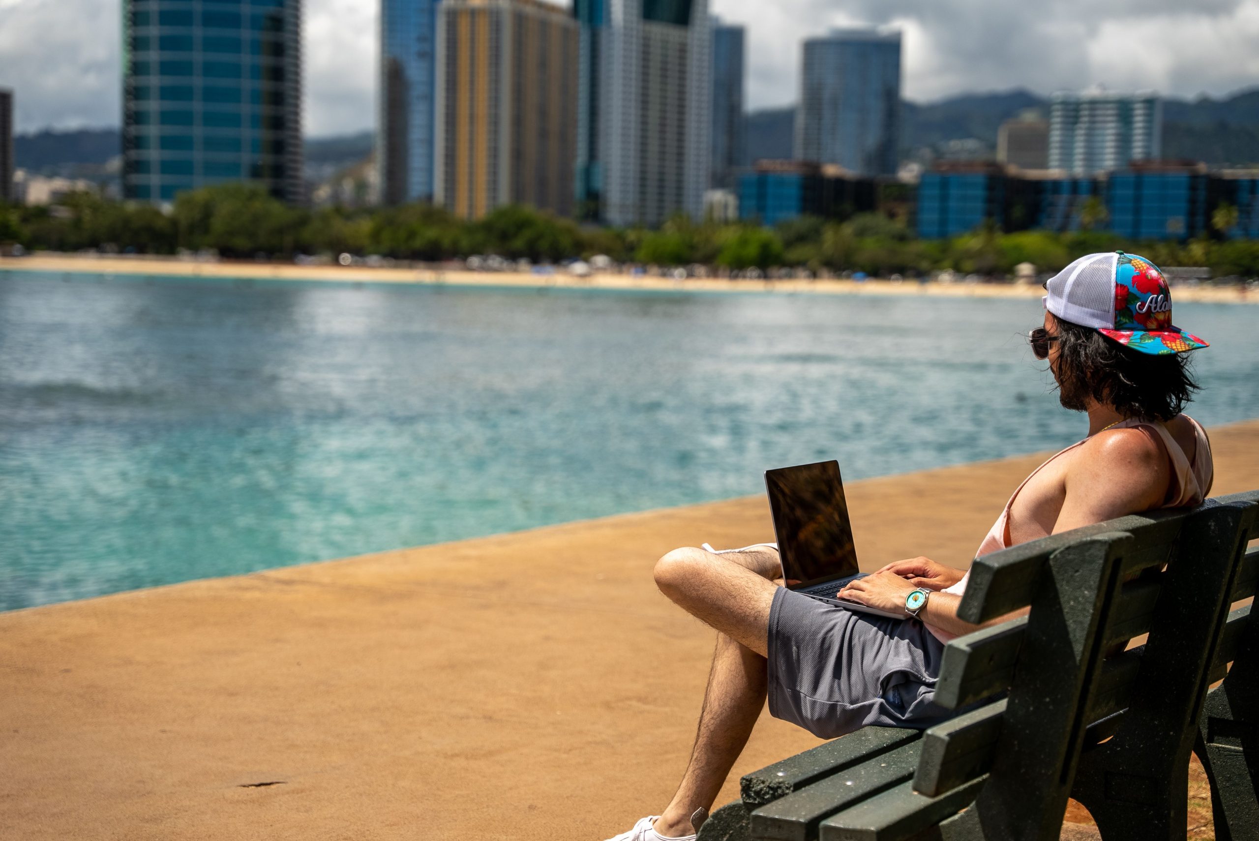 Homme en loisir au bord de l'eau avec ordinateur