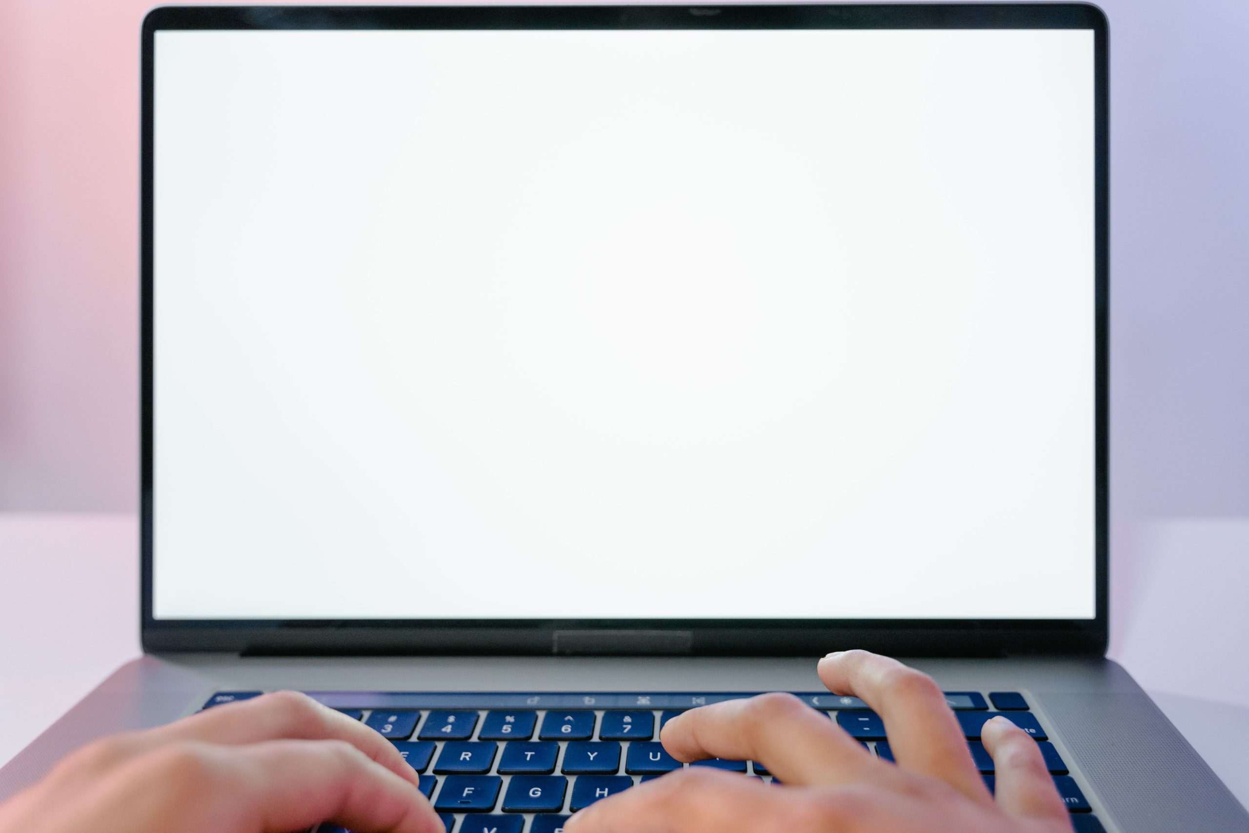 Mains tapant sur clavier d'ordinateur portable