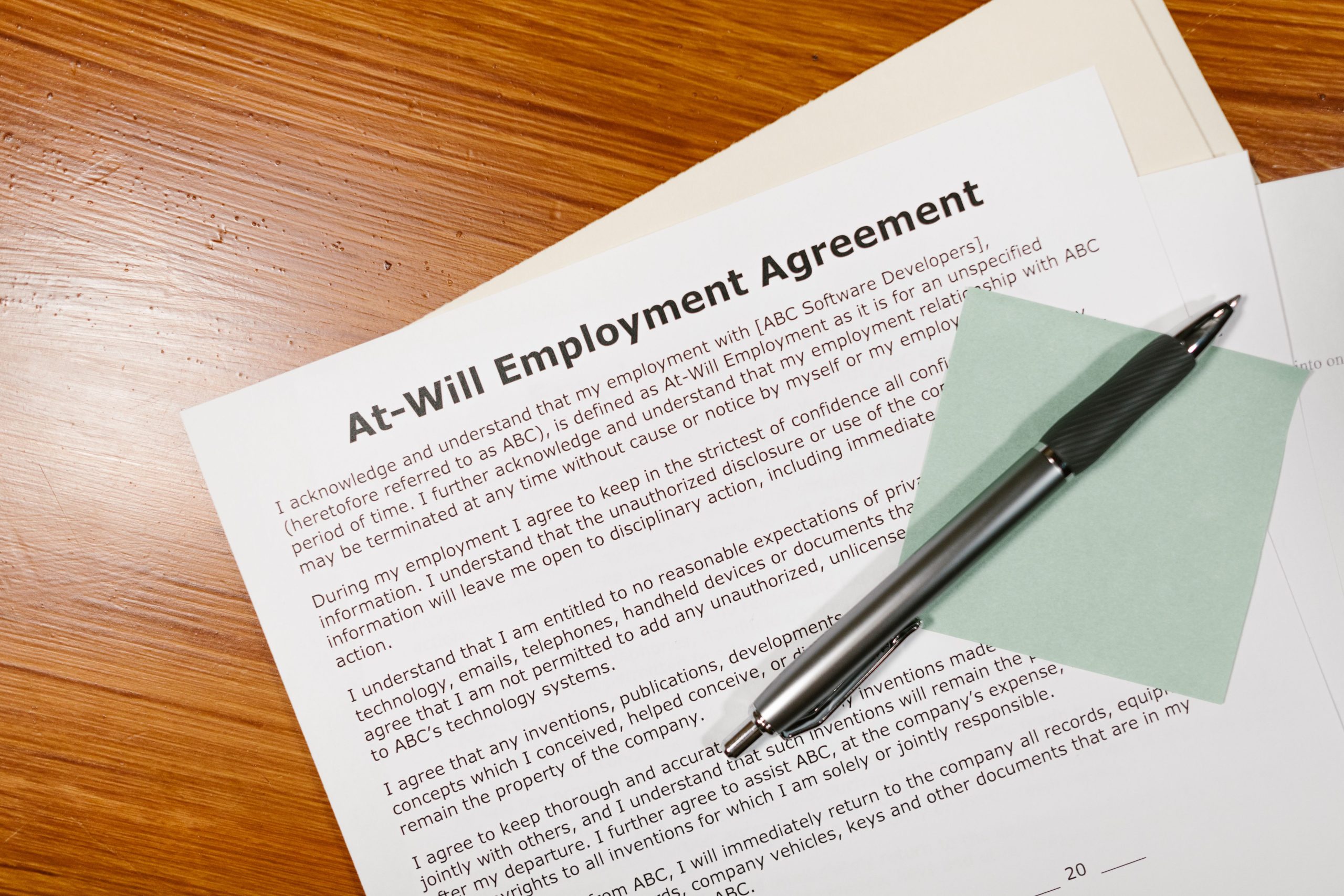 Gros plan accord emploi sur bureau en bois