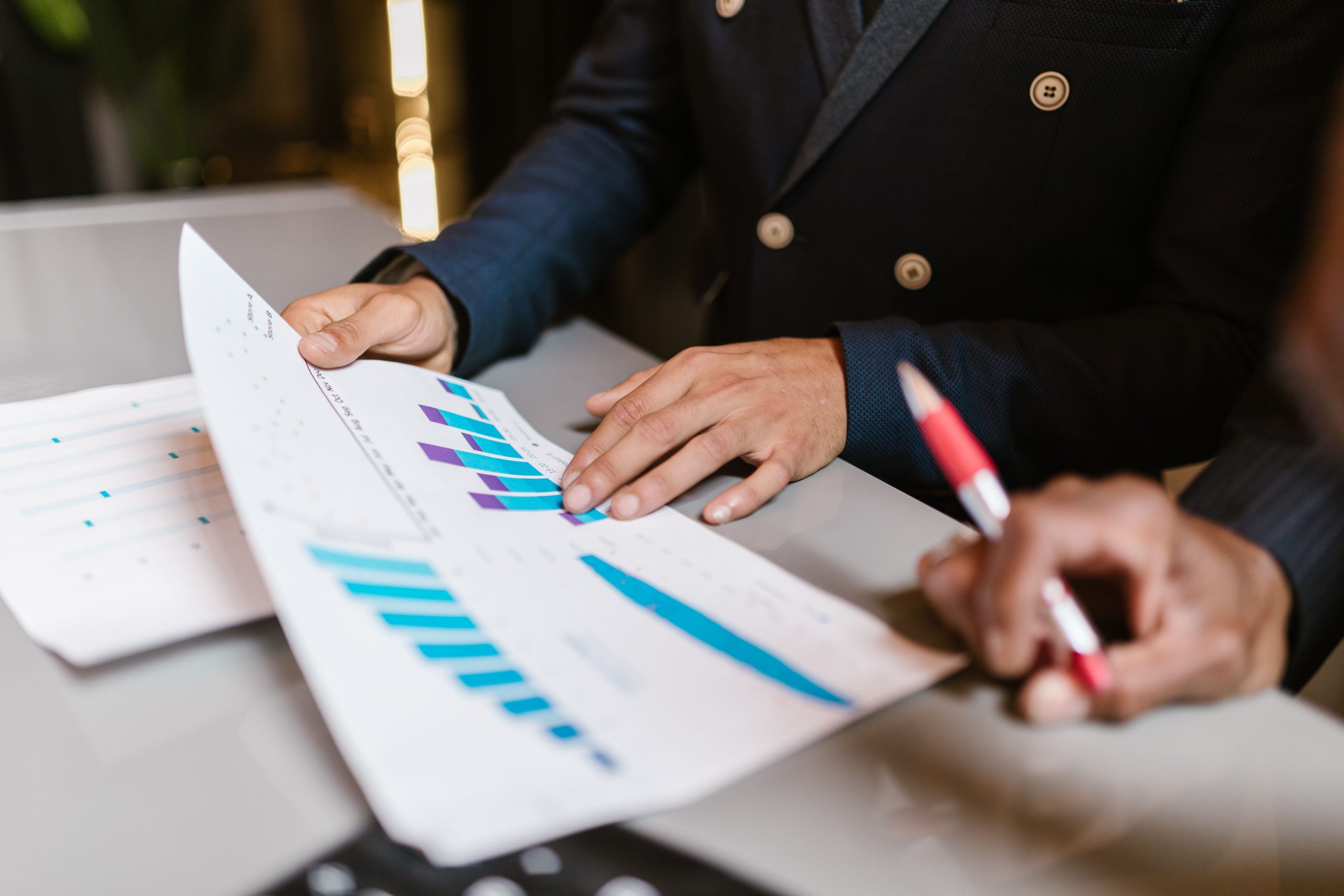 Professionnels consultant des courbes financières en réunion