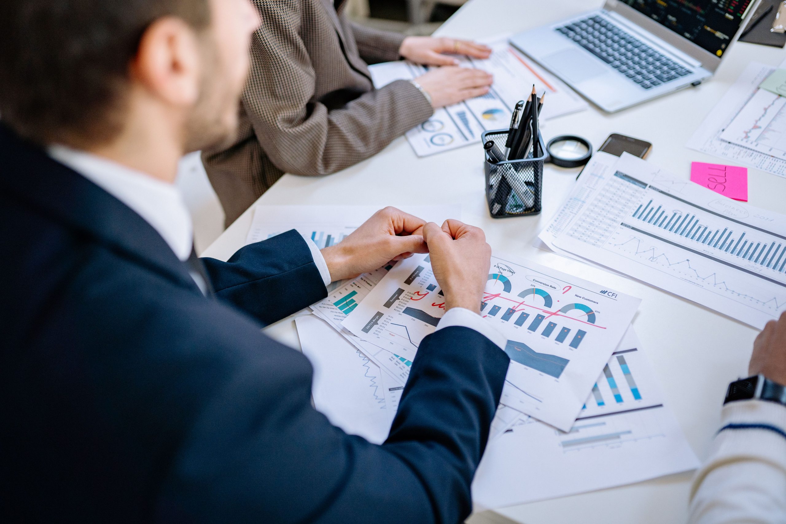 Équipe analysant des graphiques financiers en réunion