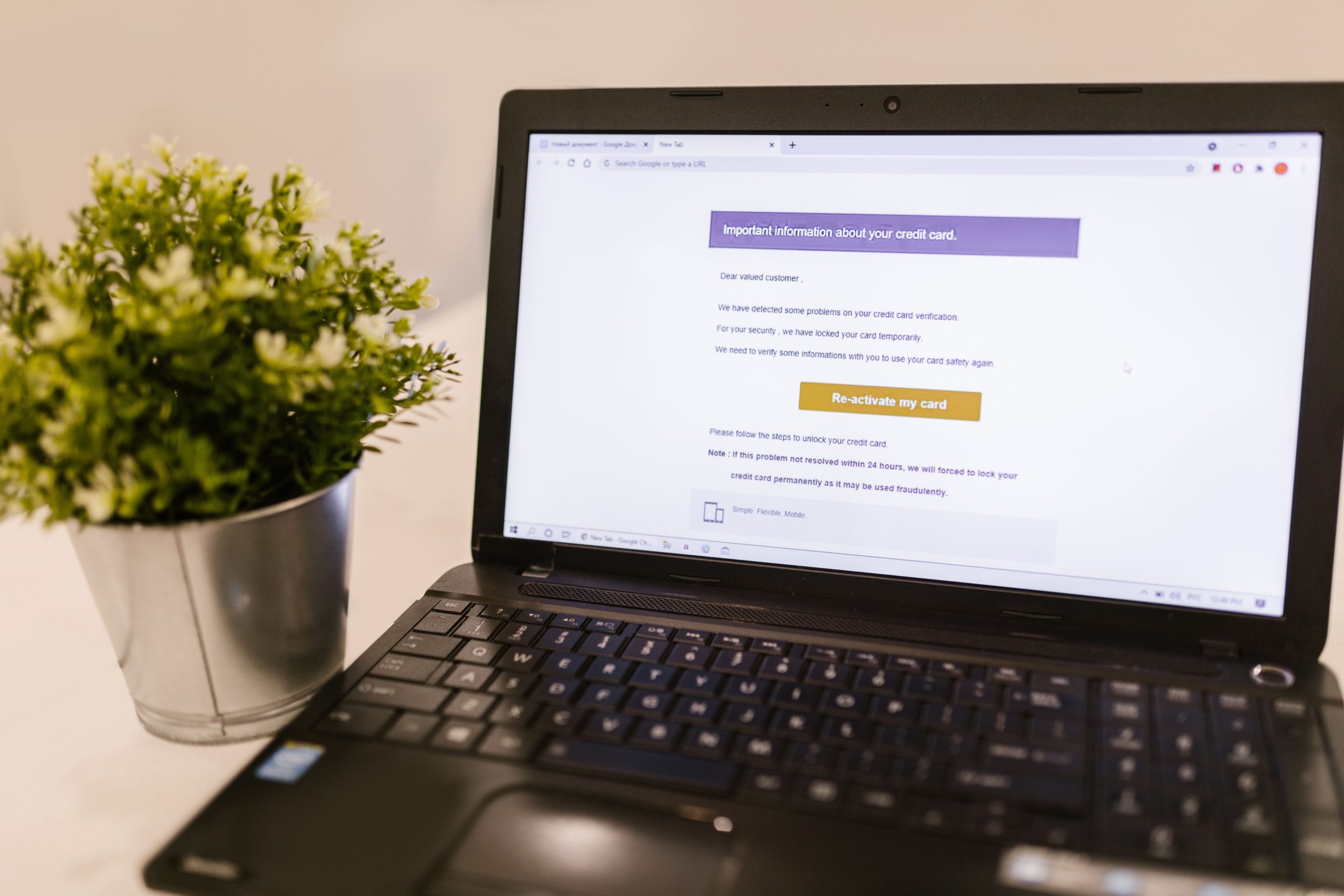 Ordinateur affichant document financier sur bureau lumineux