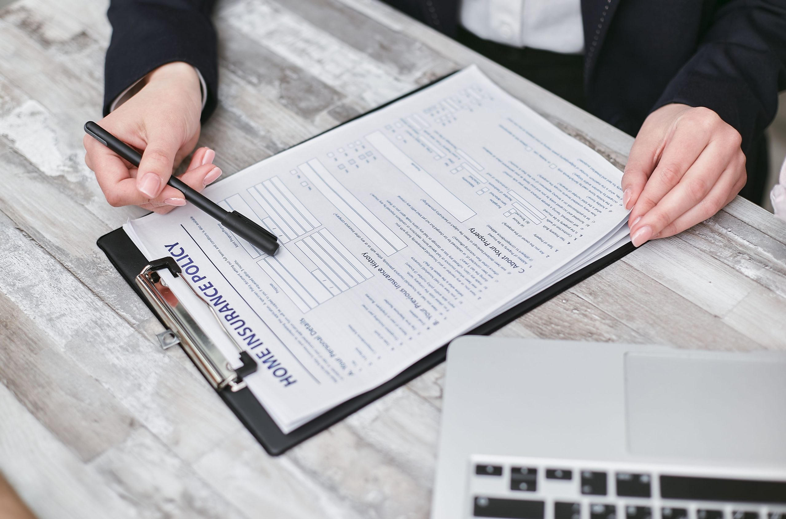 Gros plan mains examinant contrat assurance vie