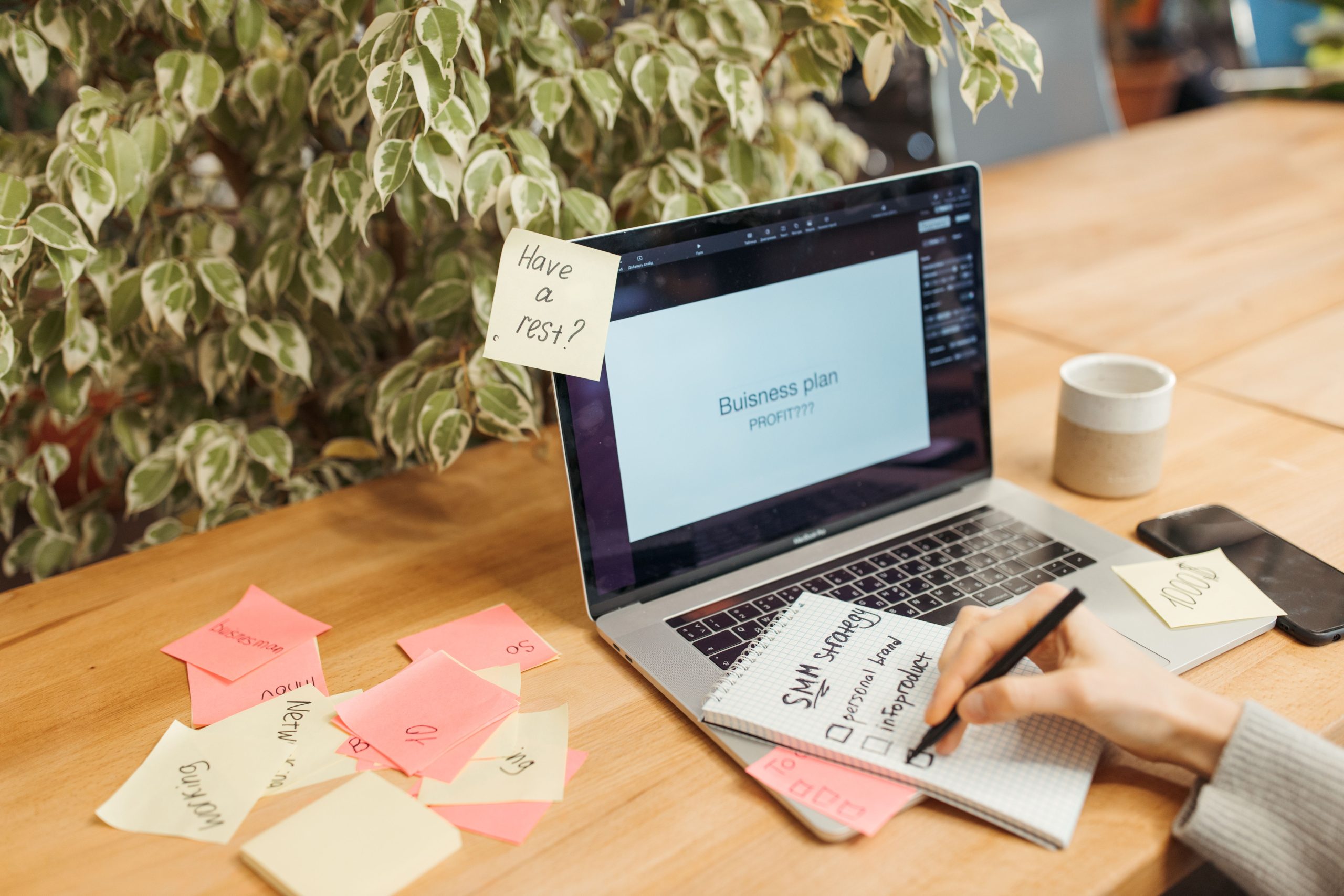 Bureau avec ordinateur, notes et carnet professionnel