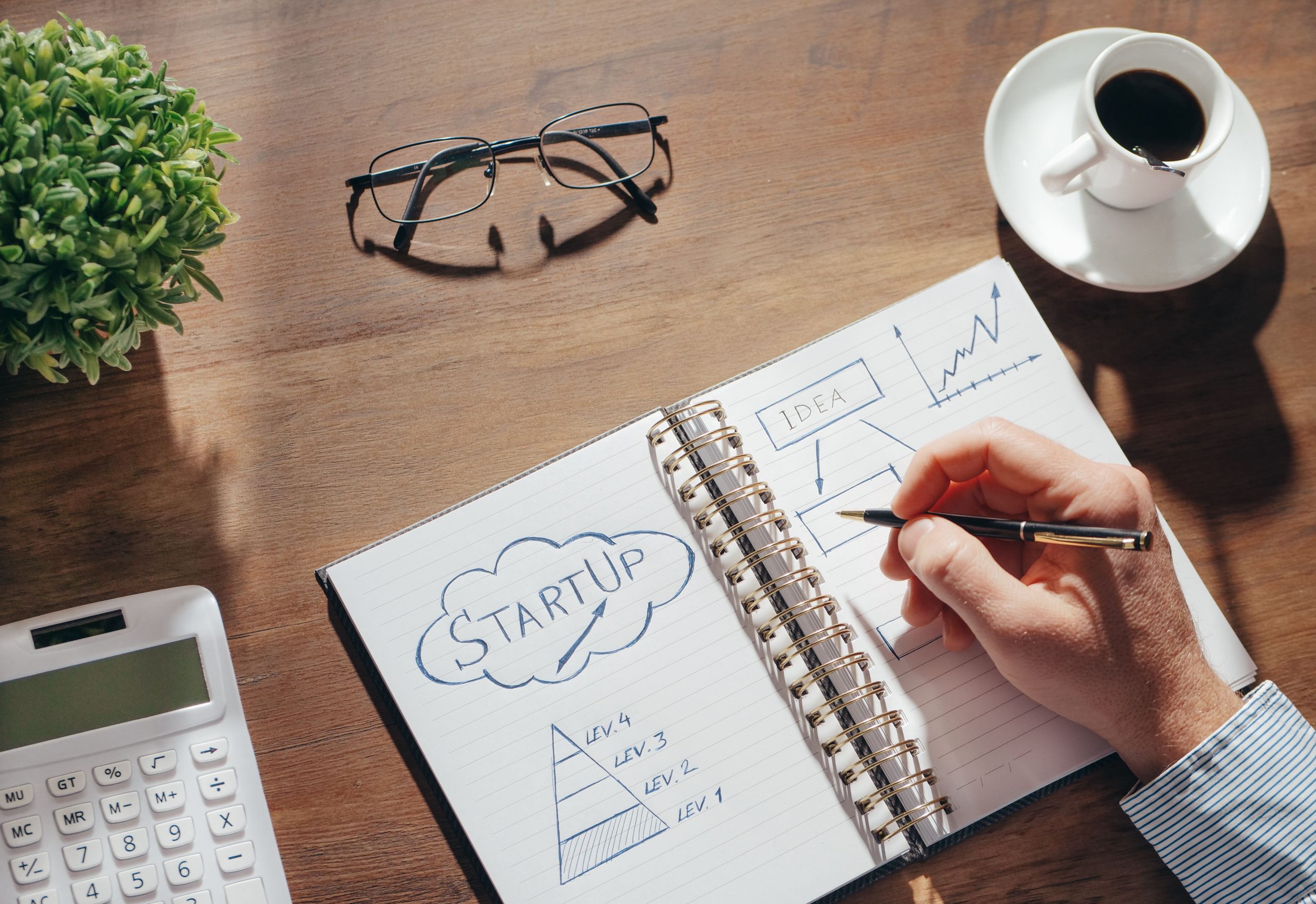 Espace de travail avec bloc-notes, lunettes et café