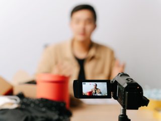 Comment créer une vidéo YouTube gratuitement sans matériel pro ?