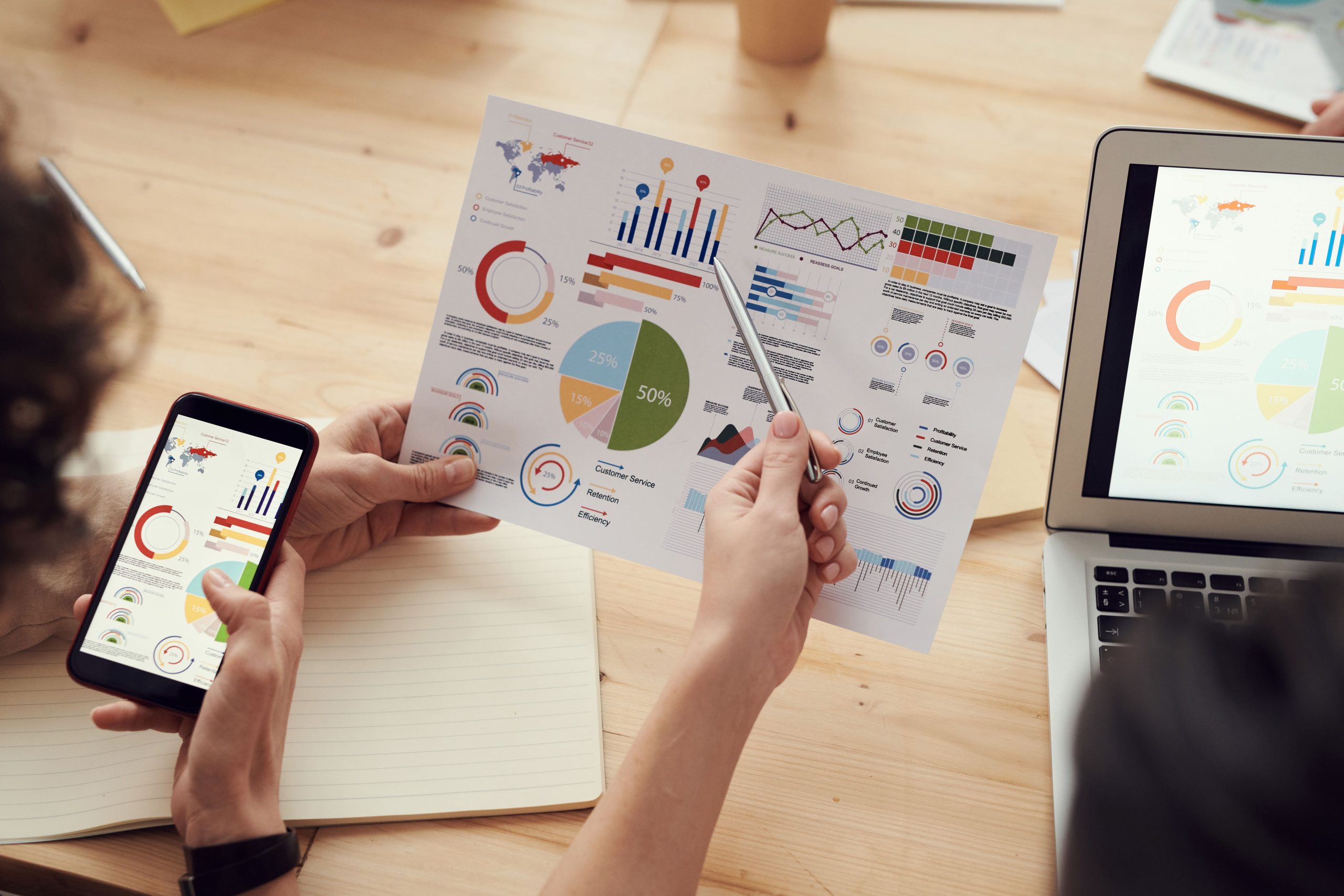 Équipe analysant des graphiques lors d'une réunion professionnelle