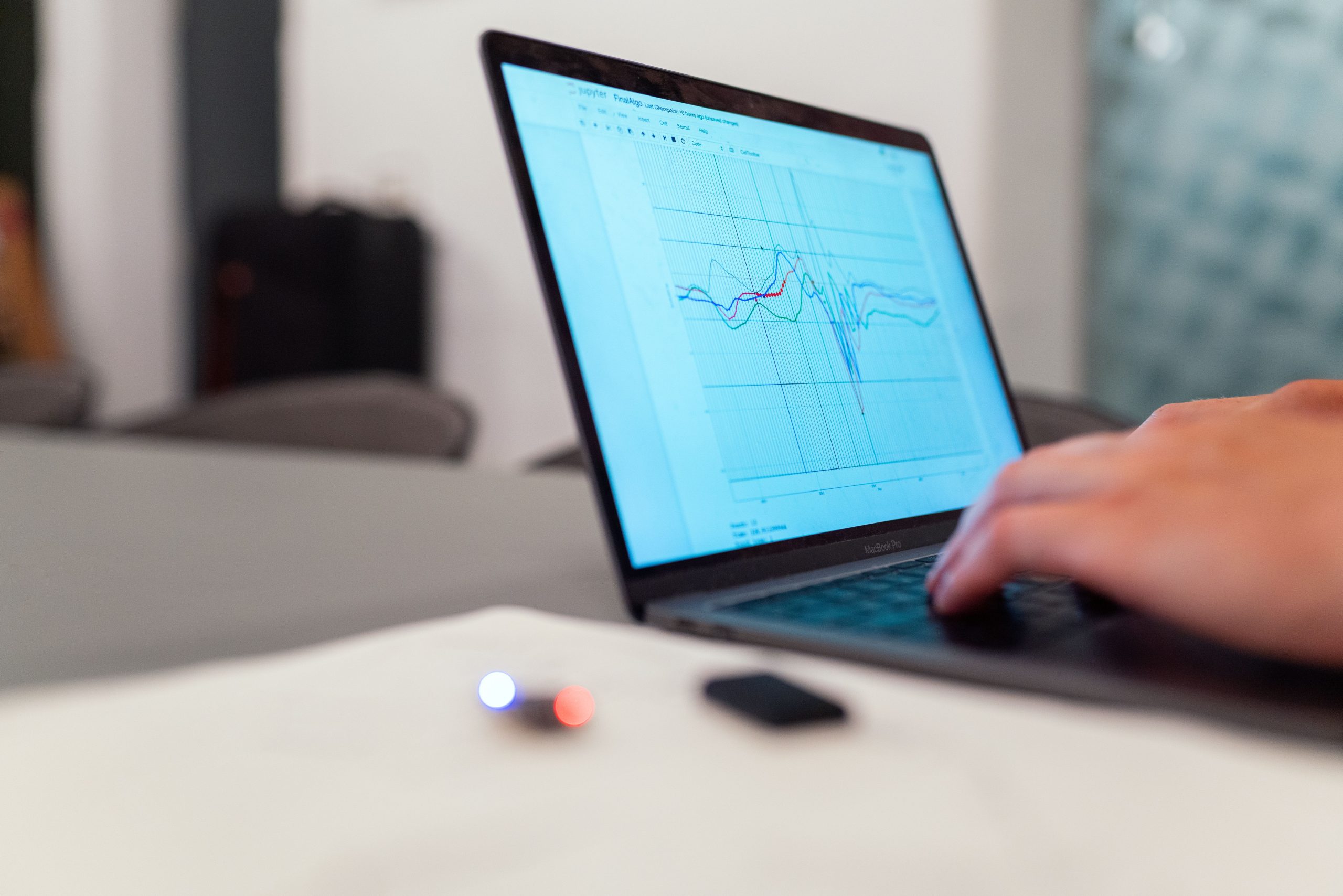 Personne travaillant sur analyse de graphiques pour la surveillance données