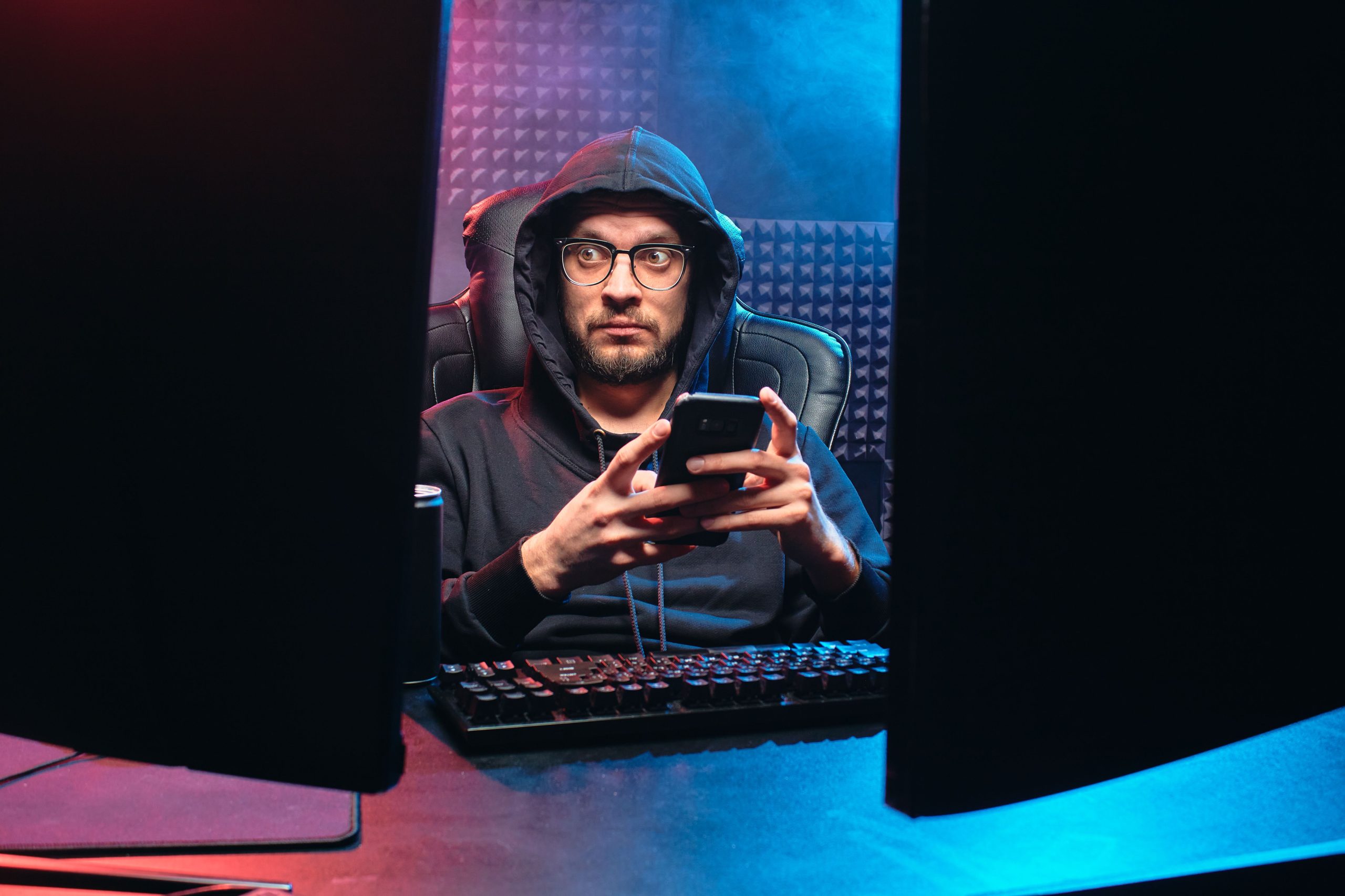 Homme avec téléphone entouré équipements tech