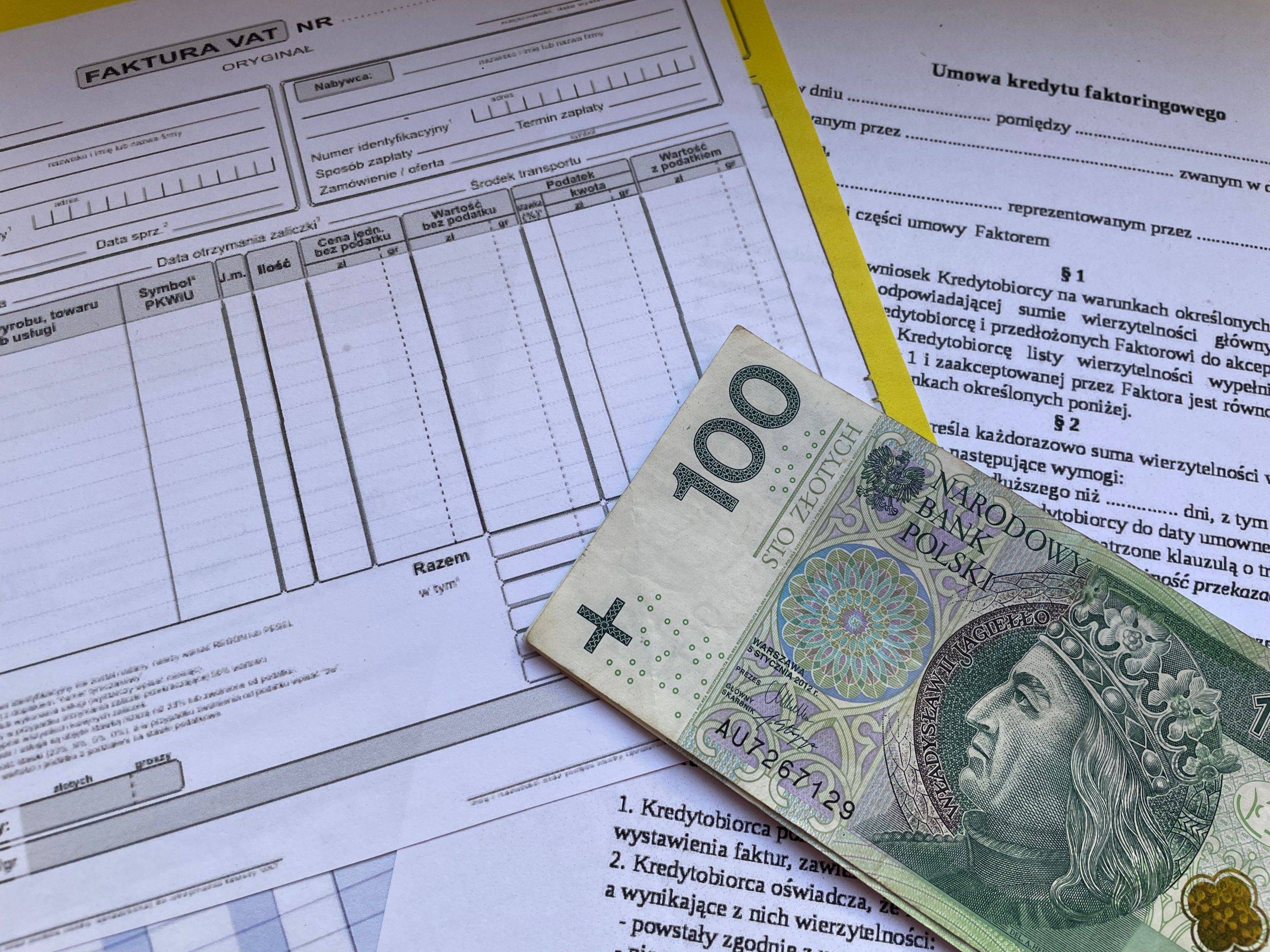 Billet de banque sur des documents financiers et factures