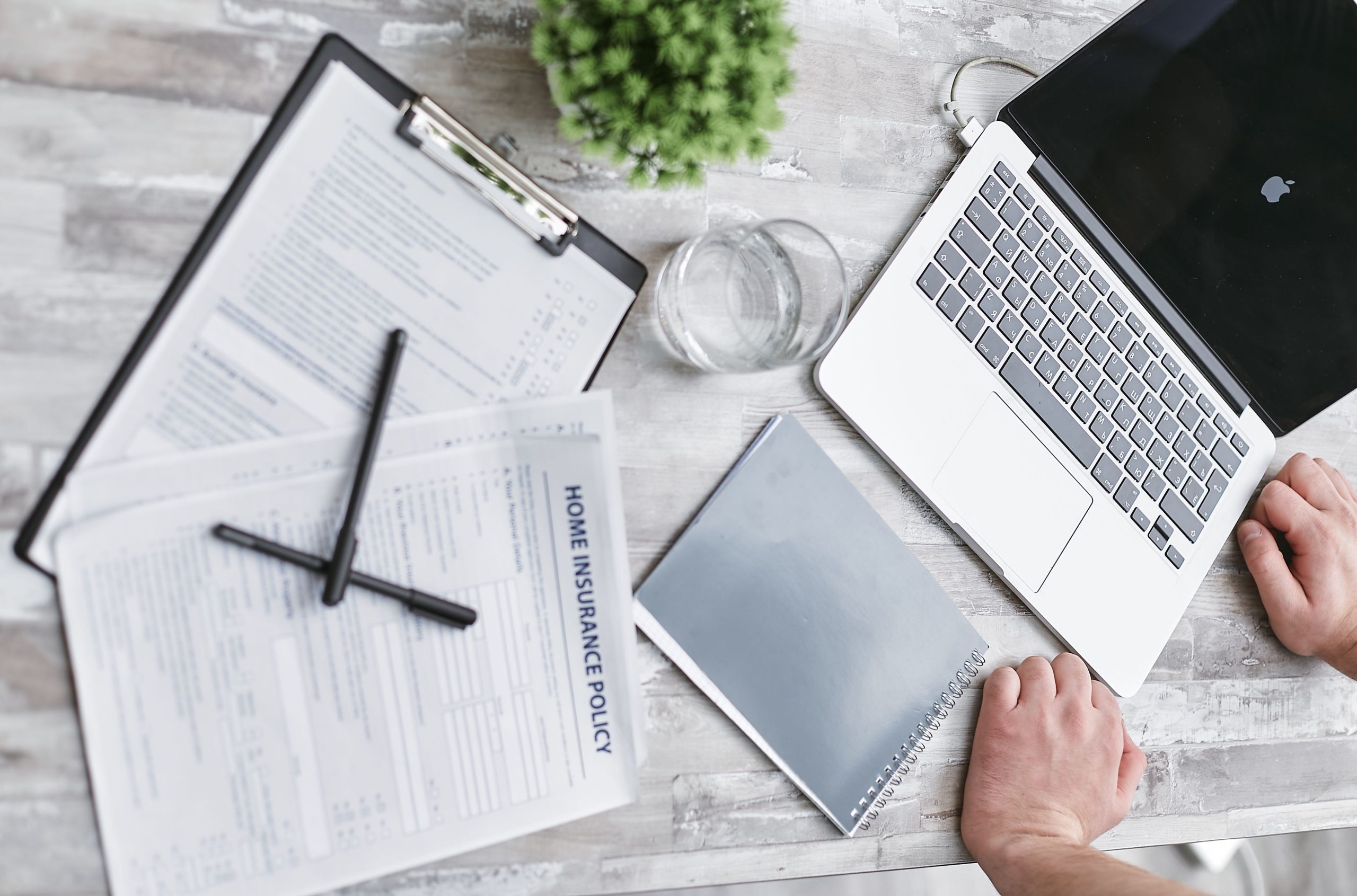 Vue dessus formulaires assurance documents bureau professionnel