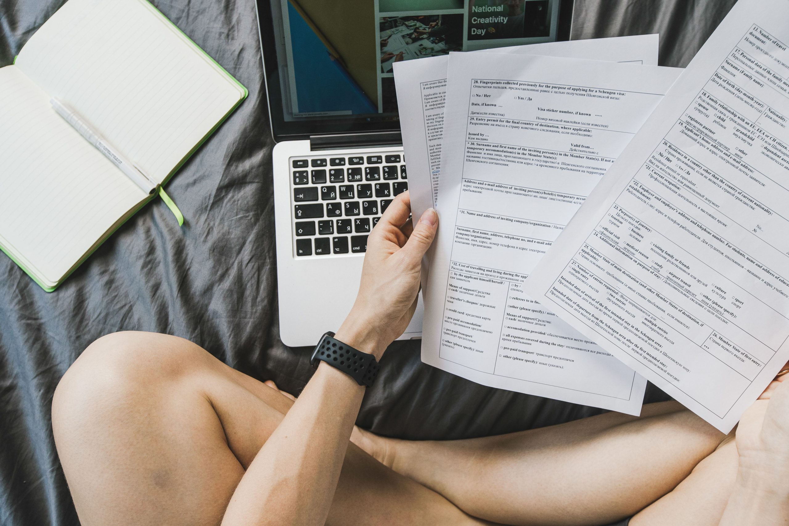 Freelancer gérant des documents numériques depuis son domicile