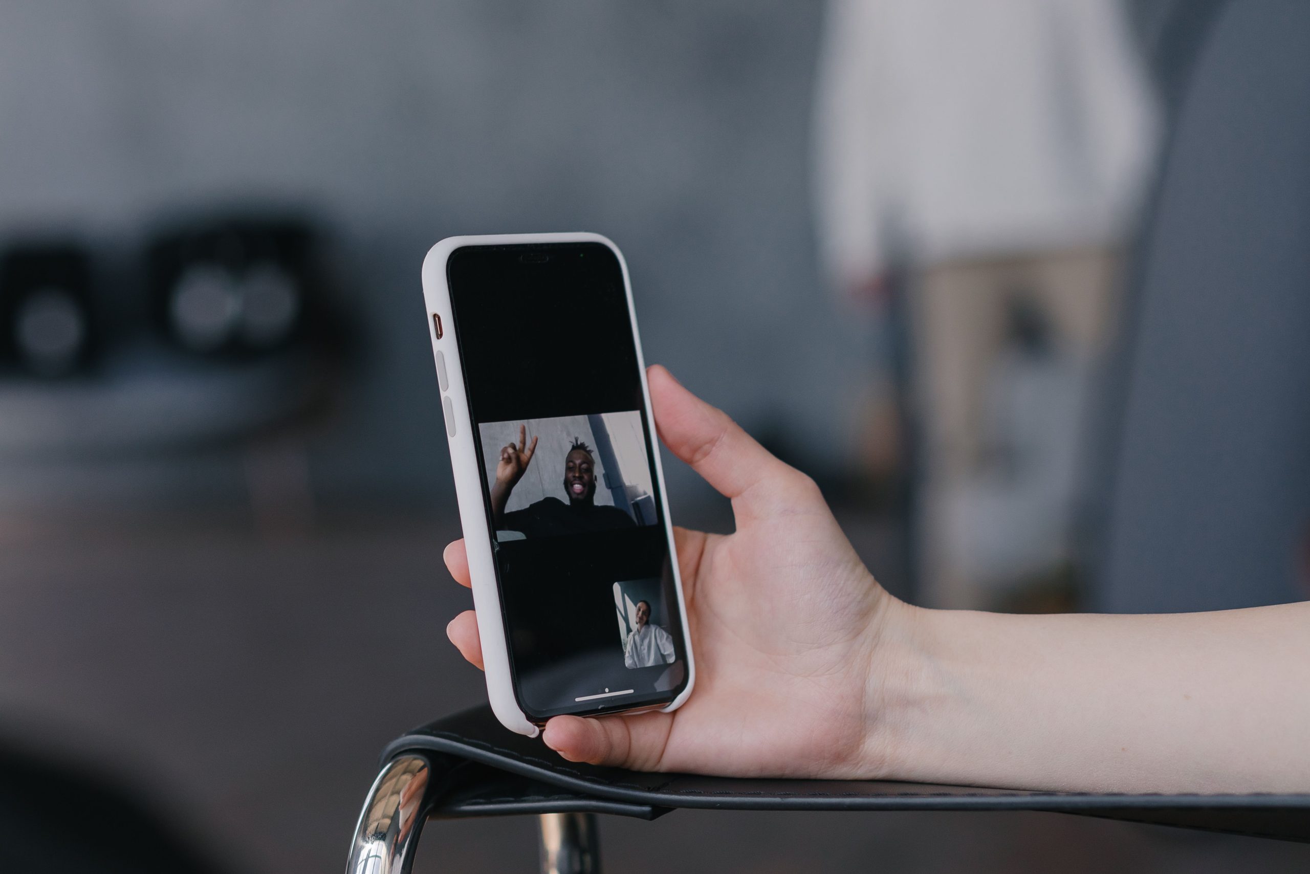 Gros plan téléphone pendant appel vidéo