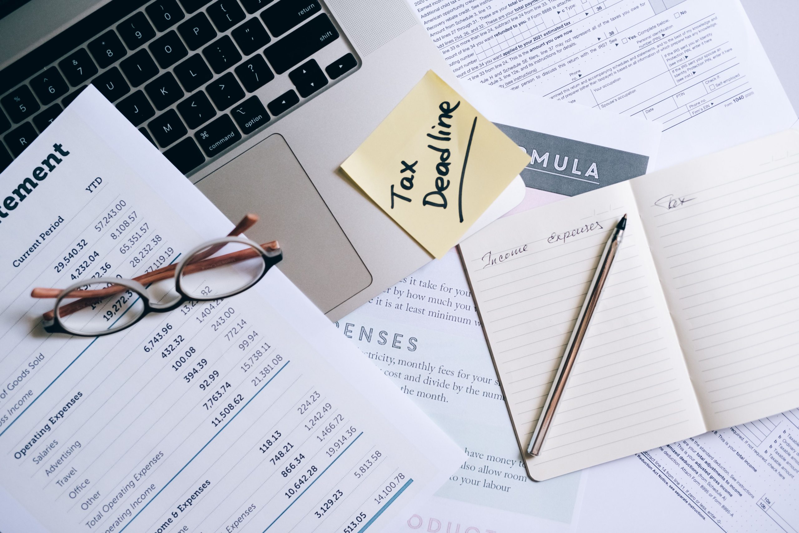 Bureau avec ordinateur portable et documents financiers