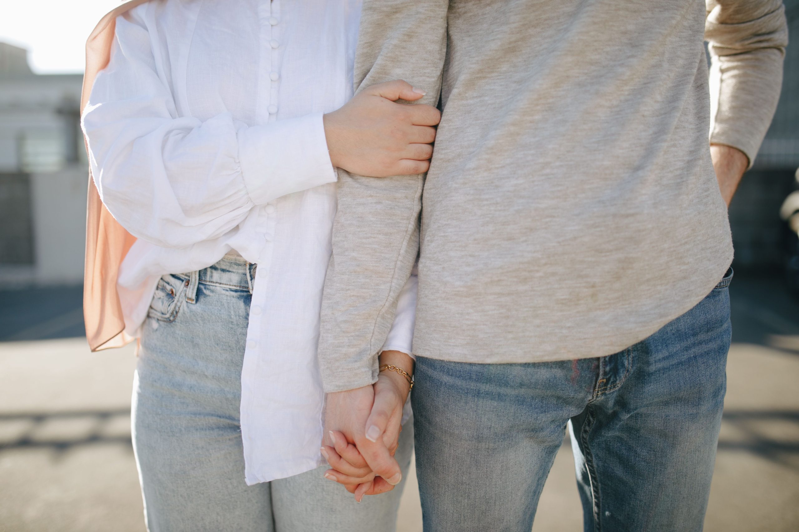 Couple se tenant la main en tenue décontractée