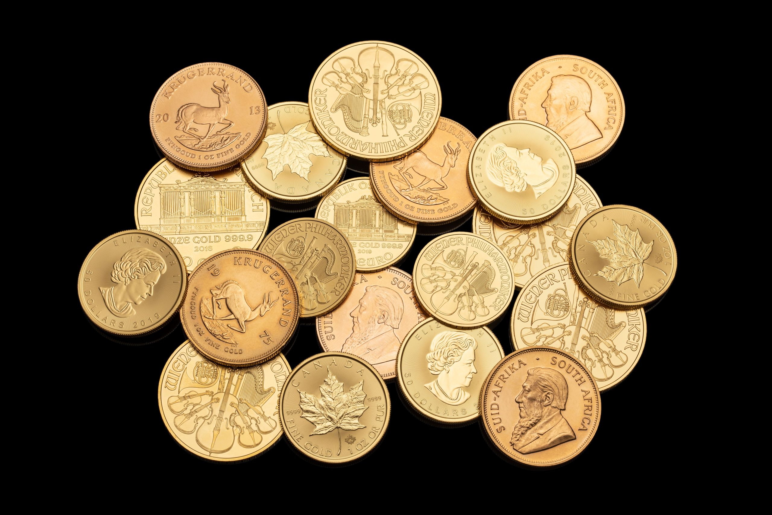 Collection de pièces d'or de différentes devises et designs.
