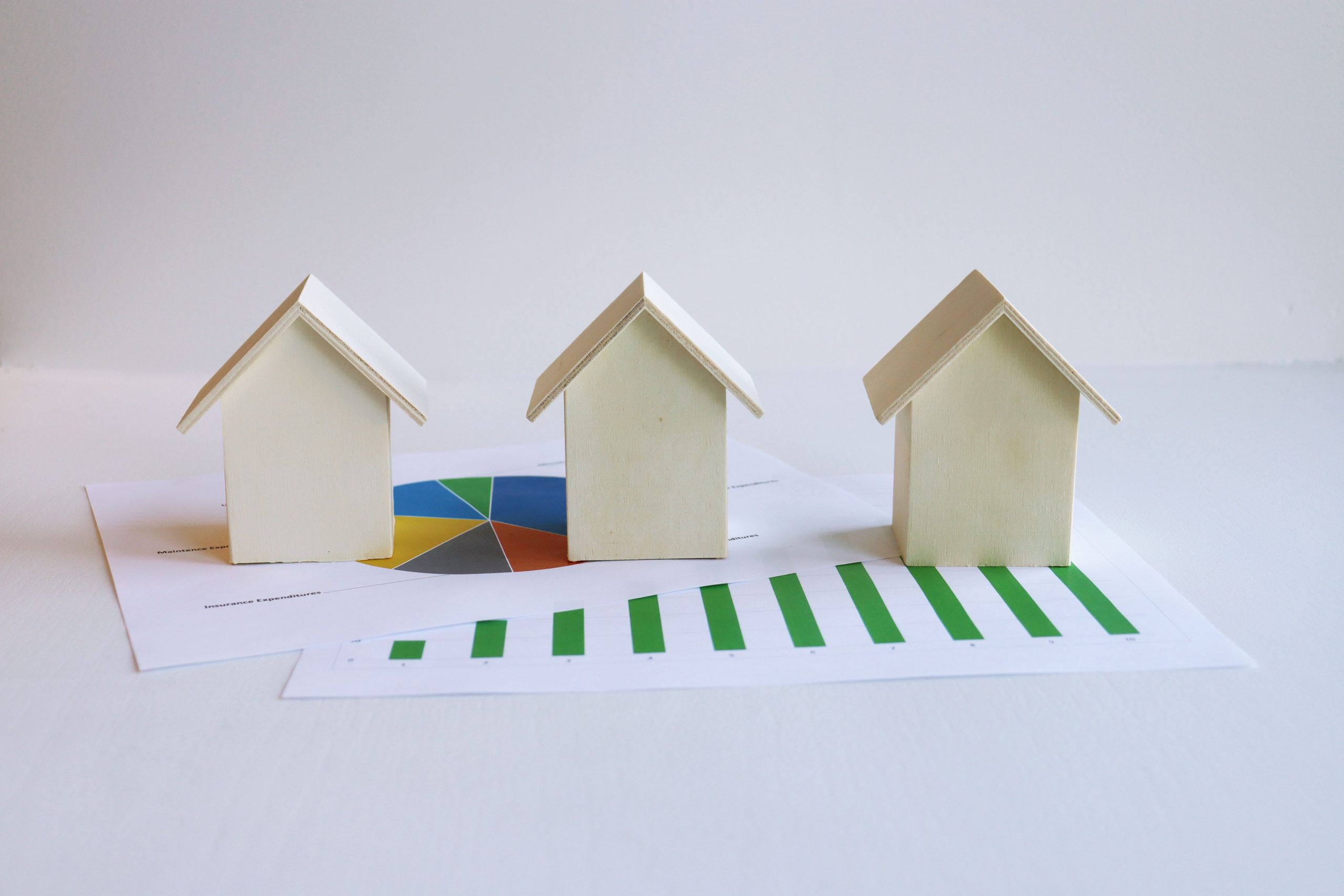 Maisons miniatures en bois sur des graphiques