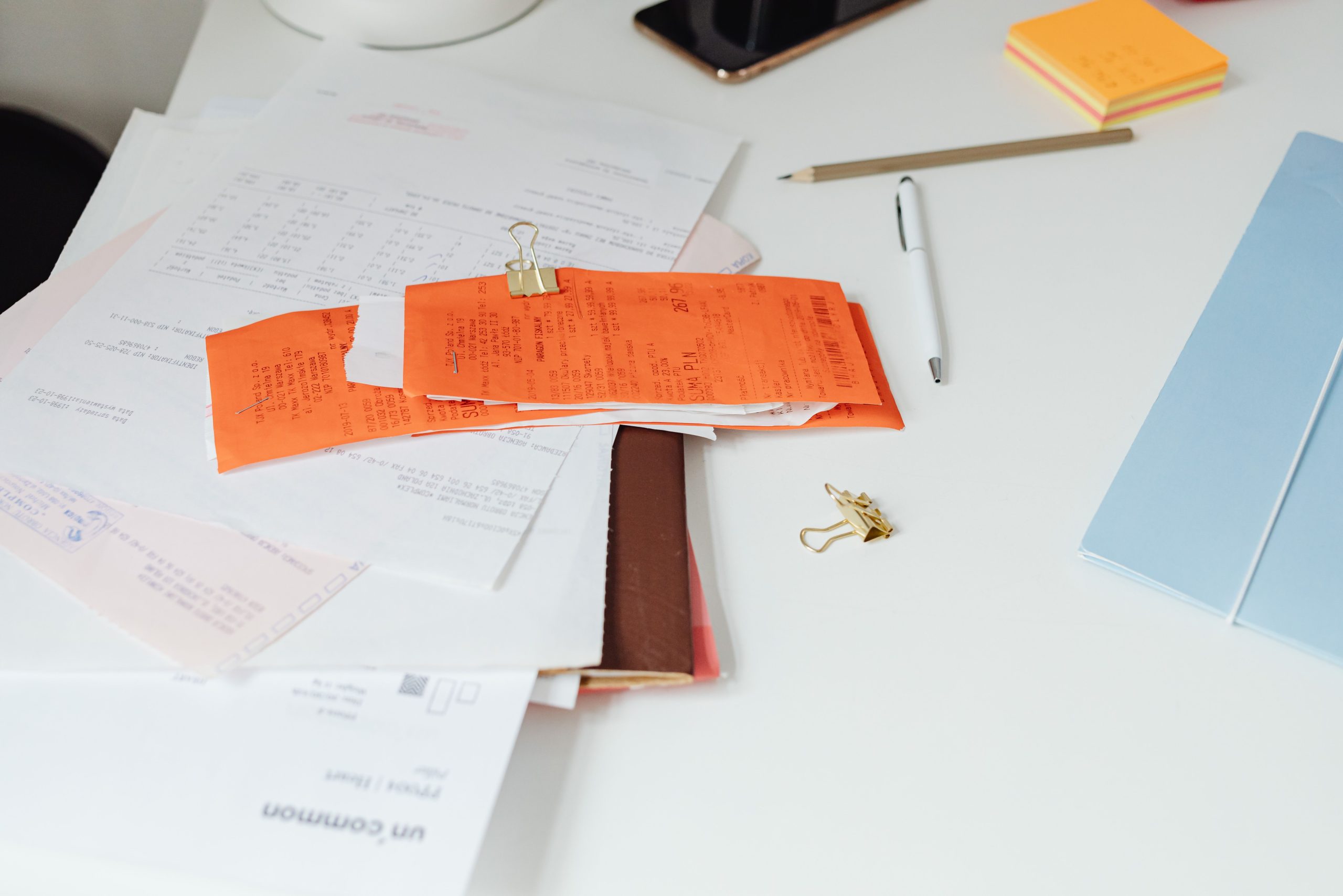 Documents et factures organisés sur bureau