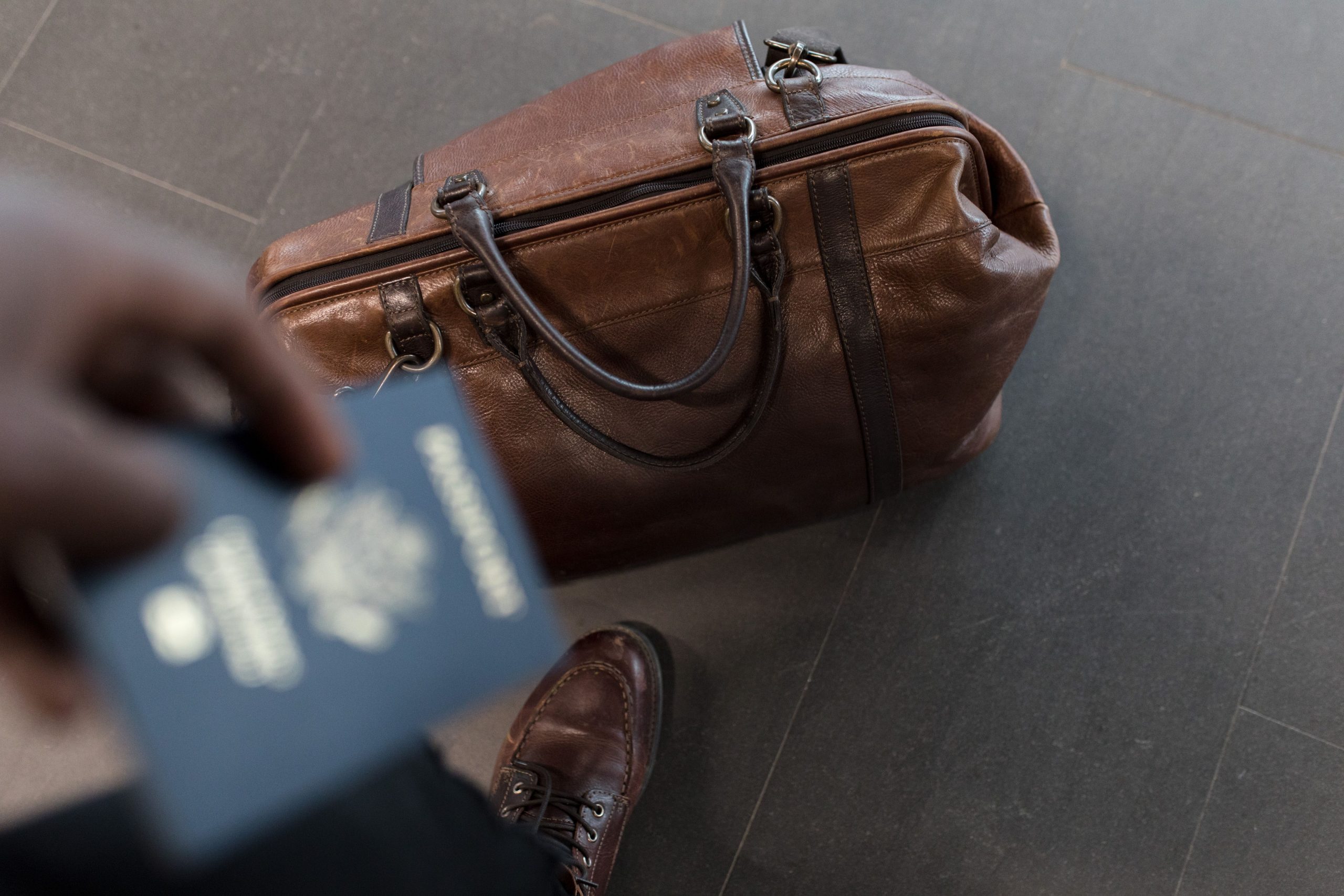 Sac cuir avec passeport dans terminal aéroport