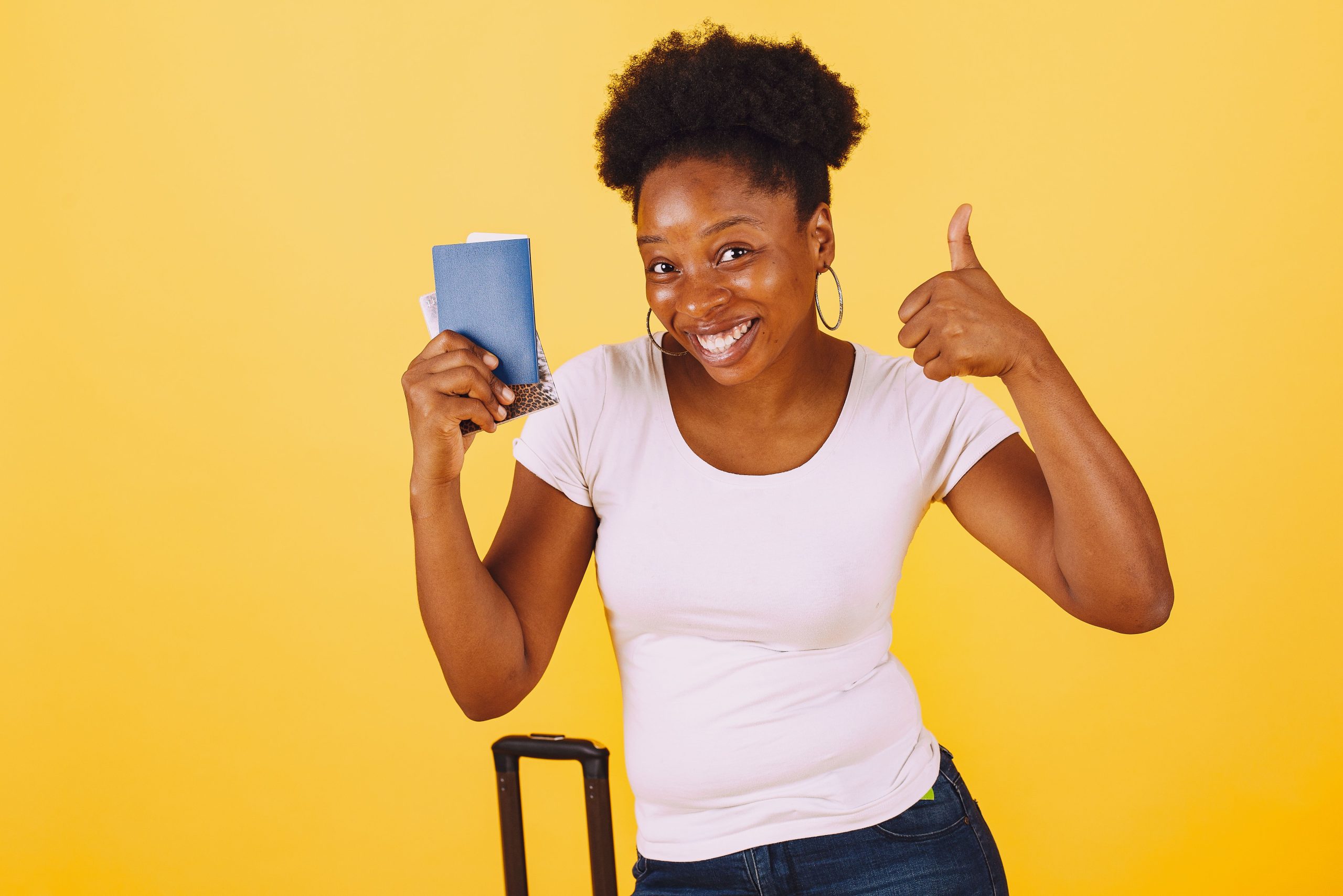 Femme souriante tenant passeport valide