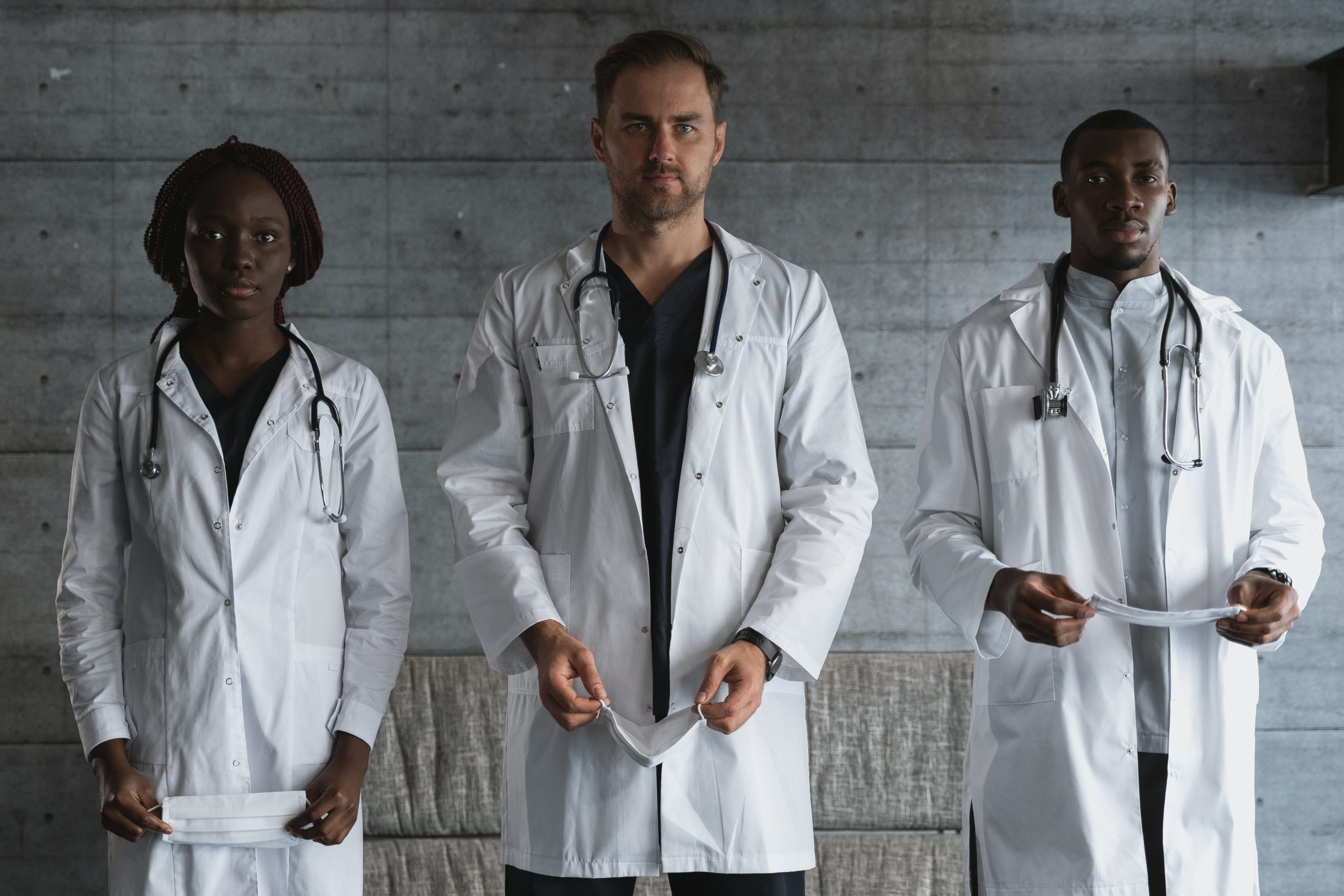 Équipe de médecins en tenue à l'hôpital
