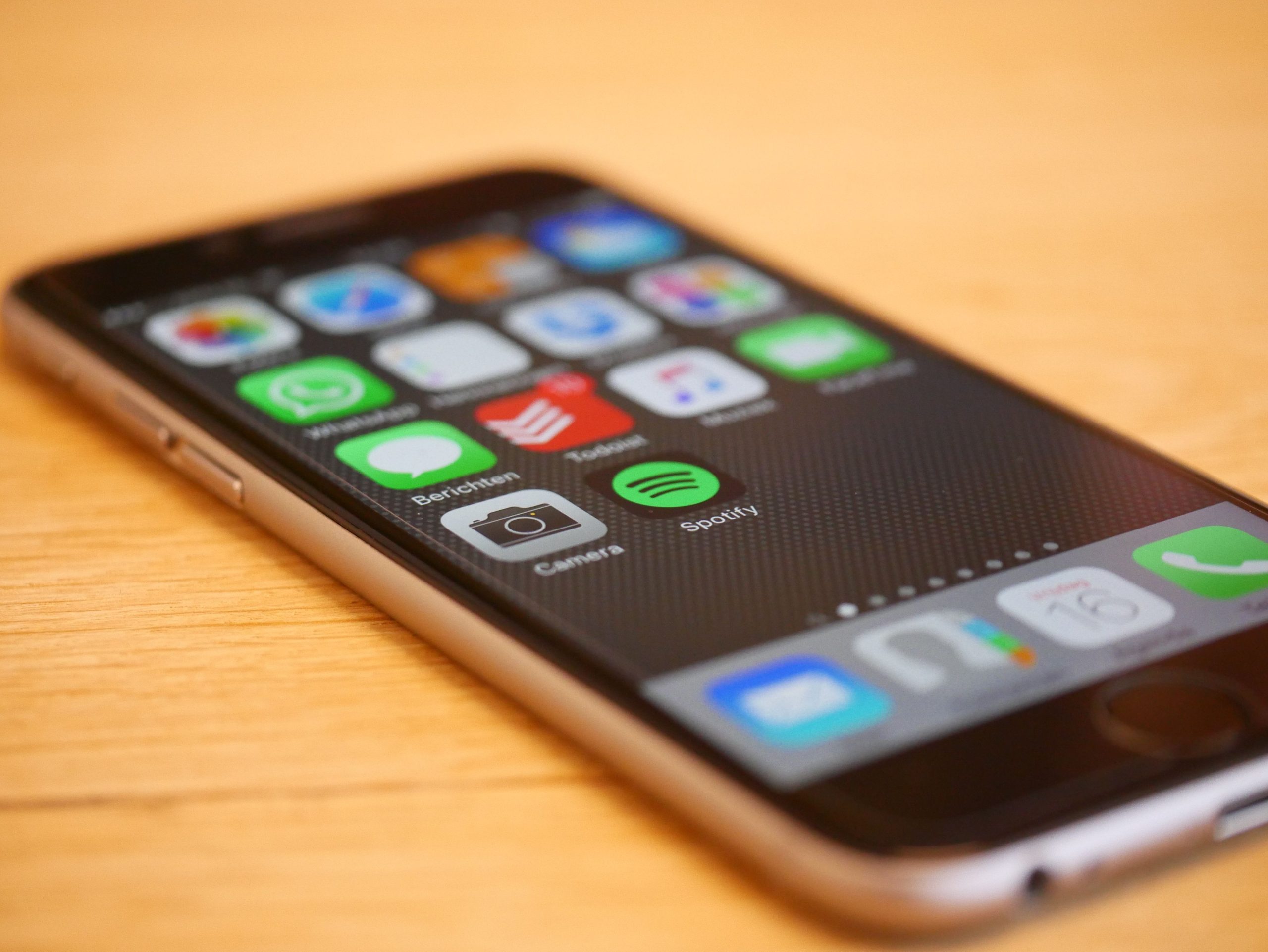 Smartphone montrant de nombreuses icônes d'applications
