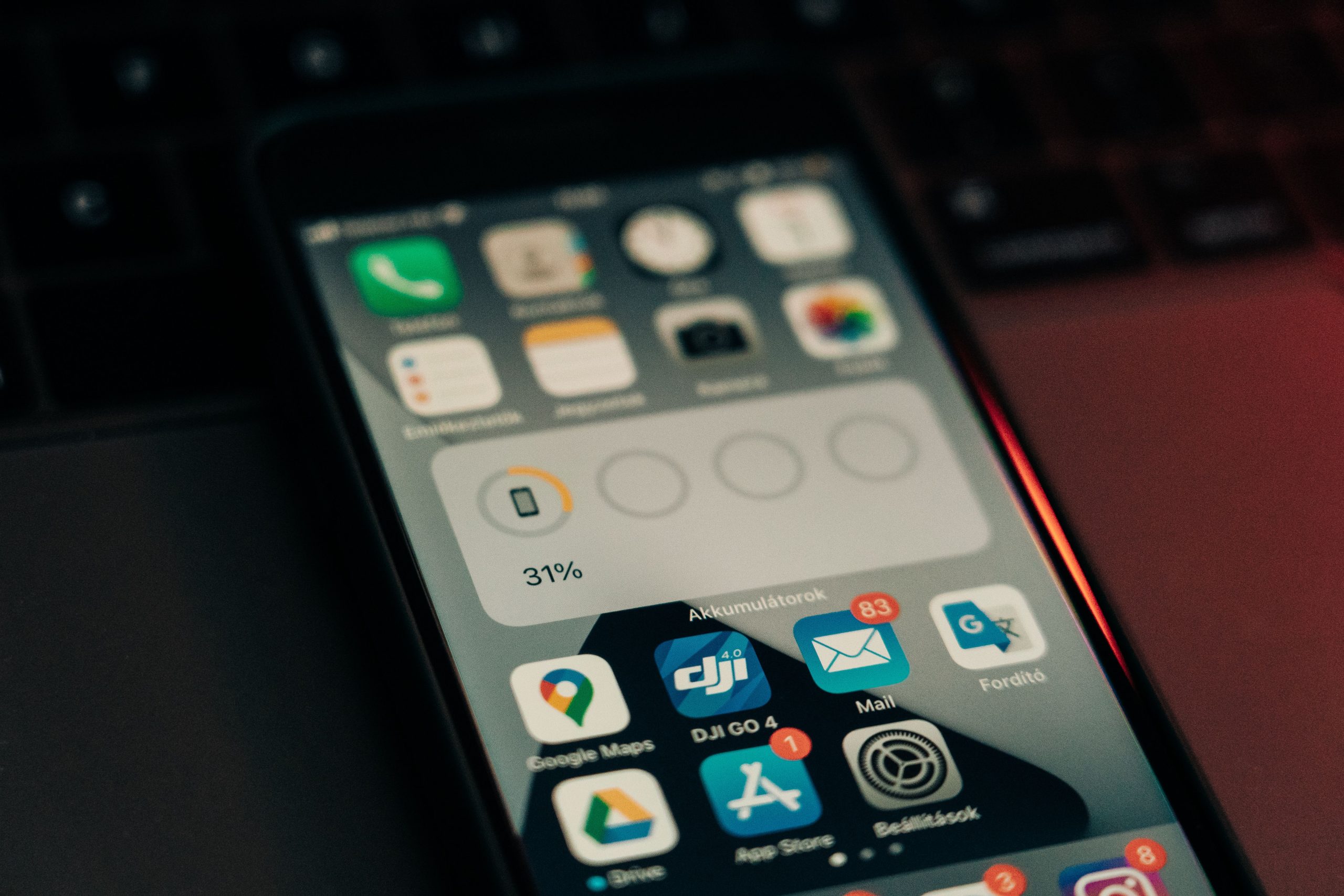 Smartphone posé sur un clavier à 31 pourcent de batterie