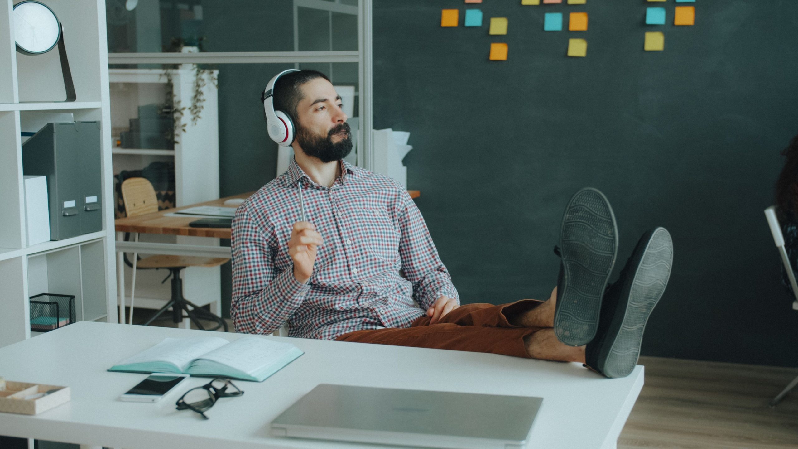 Homme se relaxant à son bureau avec casque