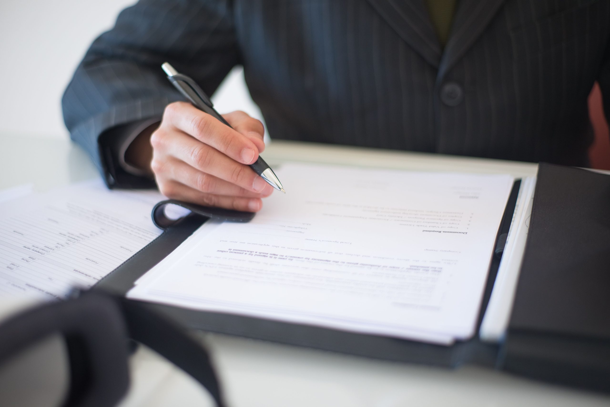 Signature de documents importants avec stylo