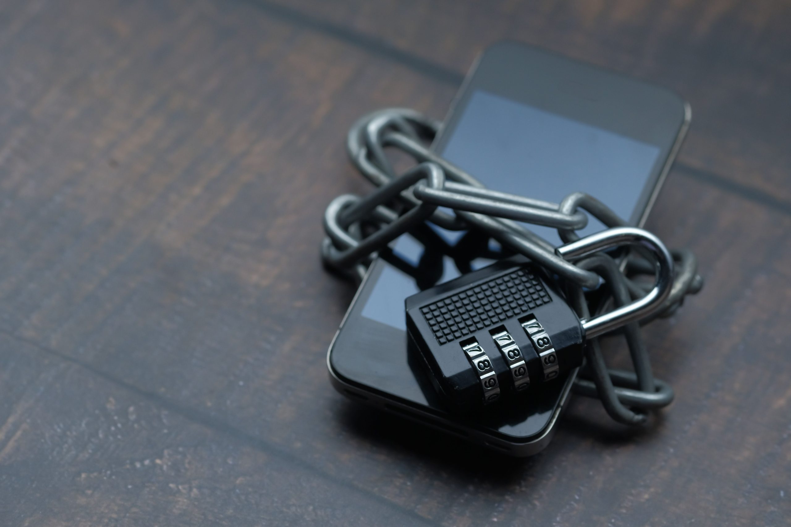 Smartphone enchaîné avec cadenas de sécurité