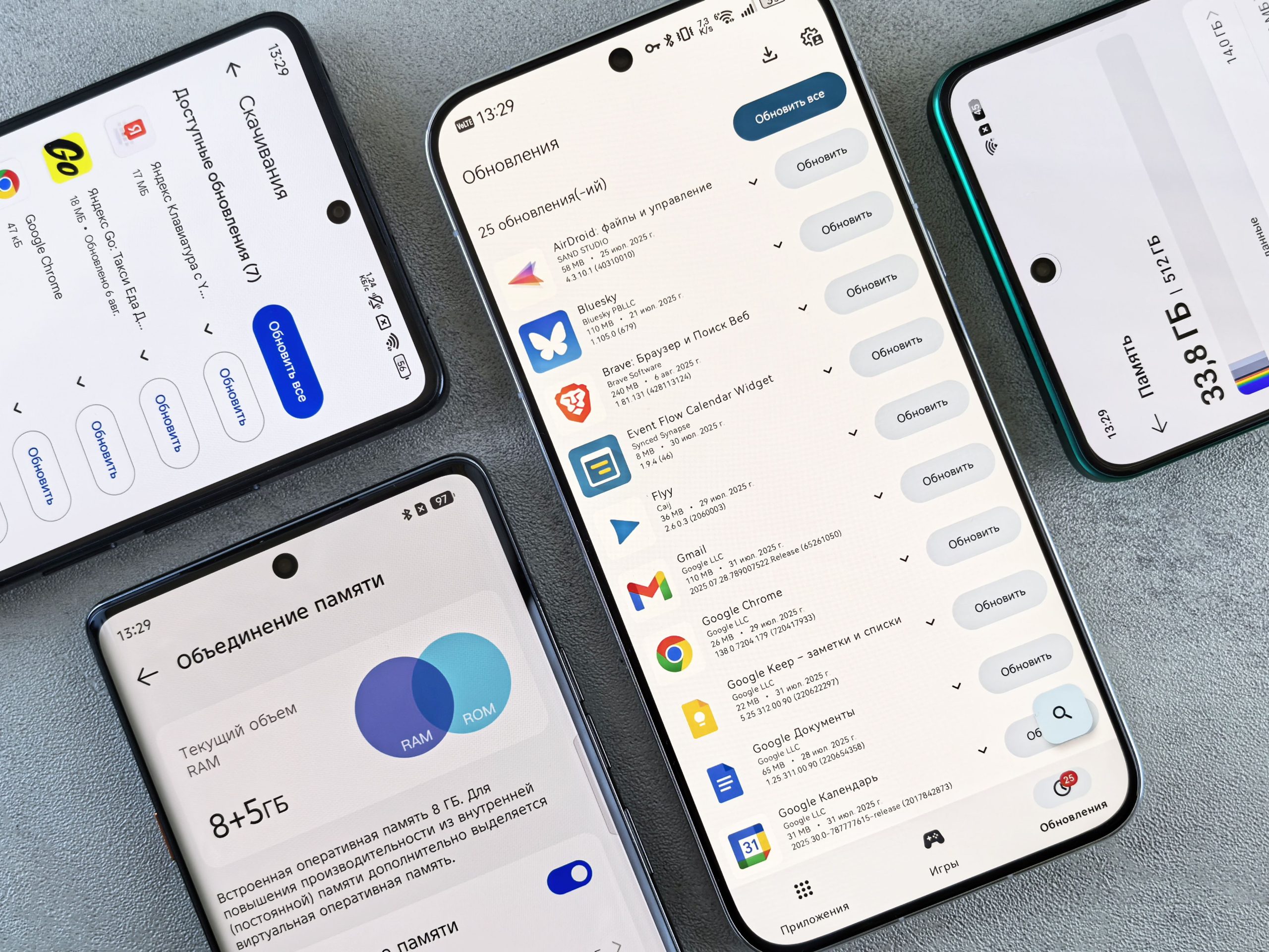 Plusieurs smartphones affichant écrans mises à jour