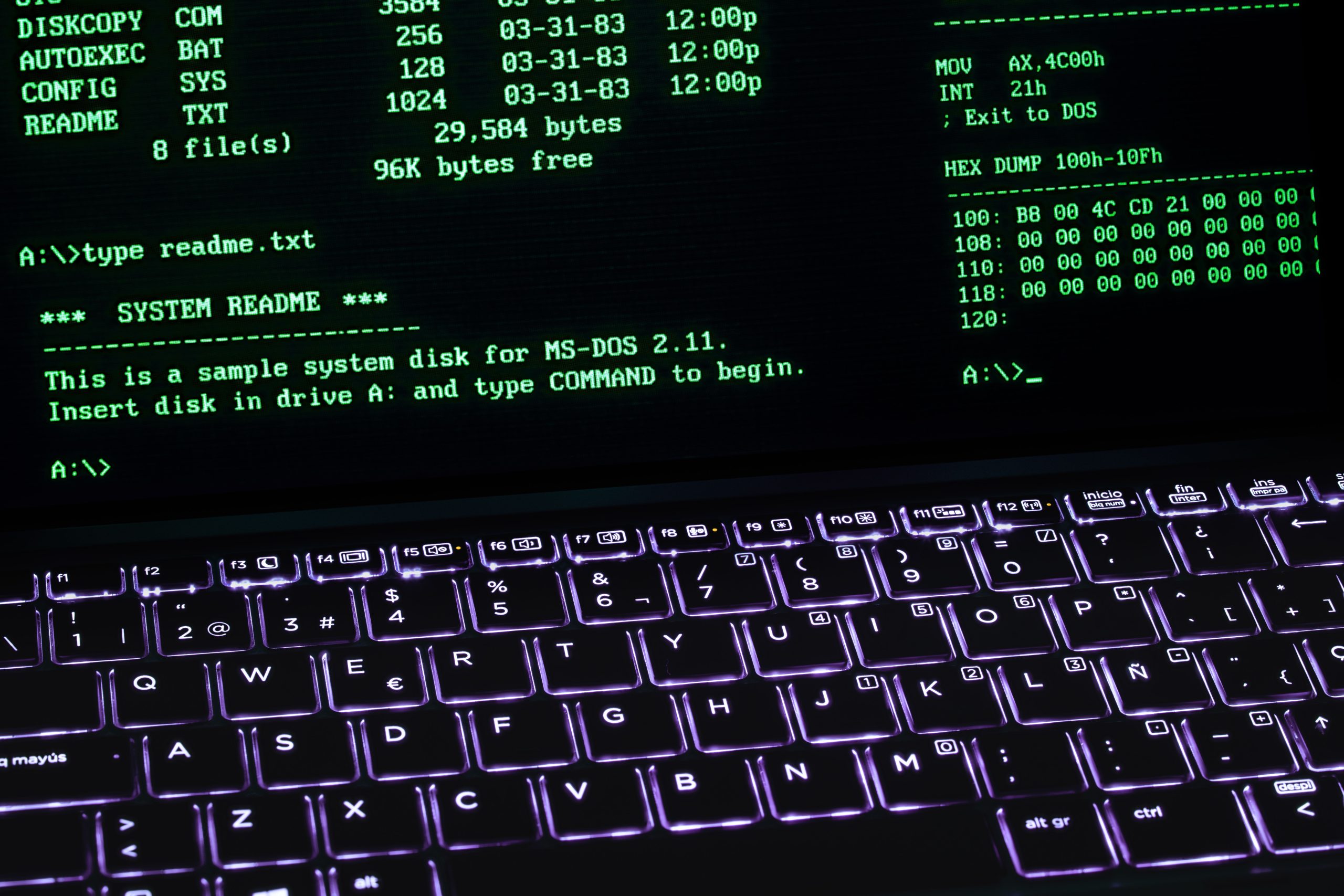 Écran terminal MS-DOS rétro sur clavier illuminé