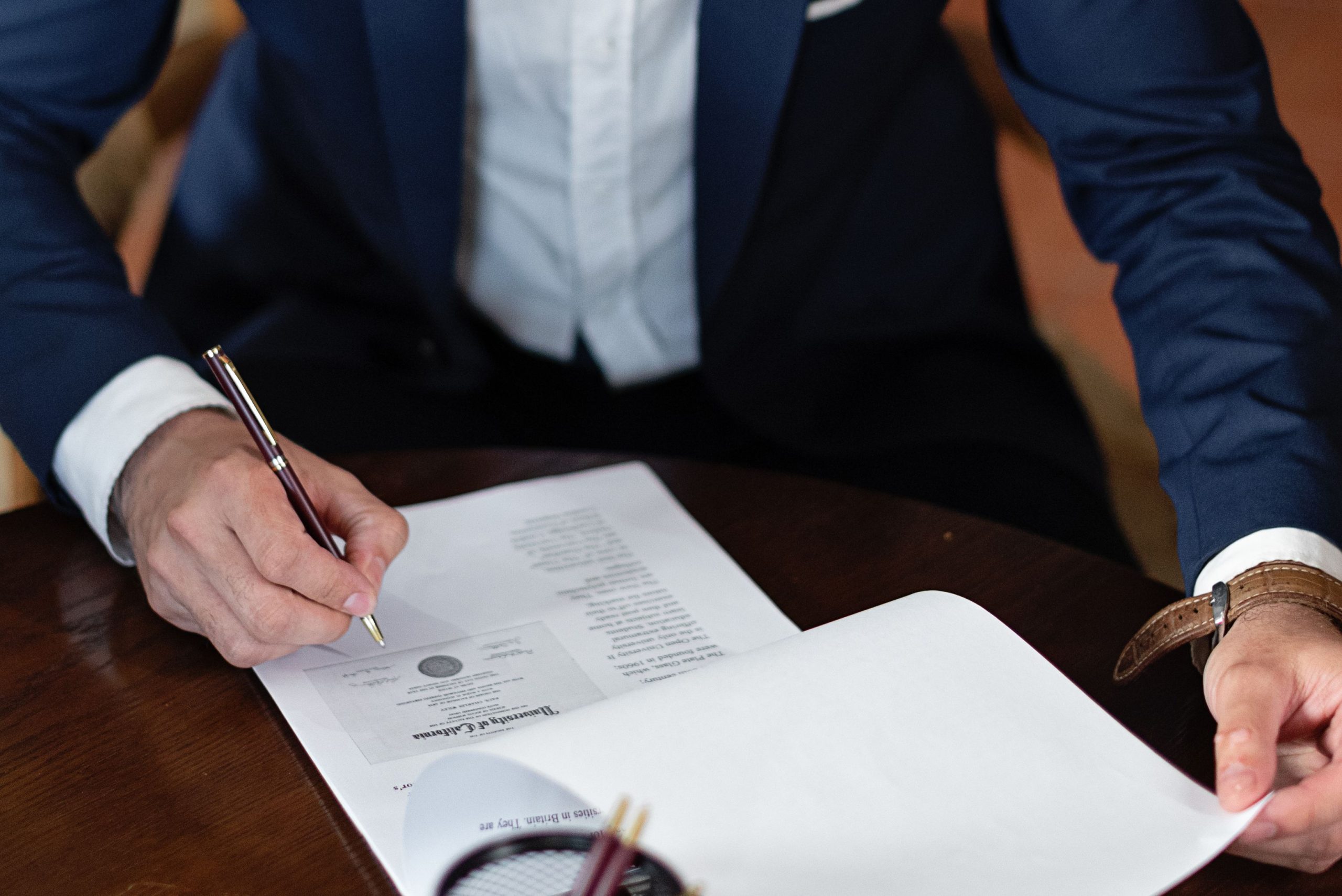 Professionnel signant documents légaux au bureau