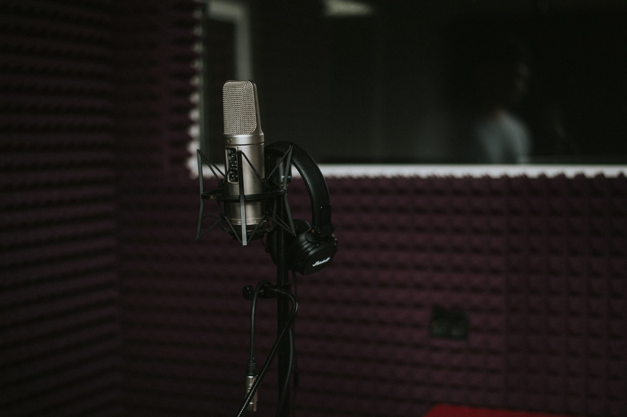 Microphone et casque dans un studio insonorisé