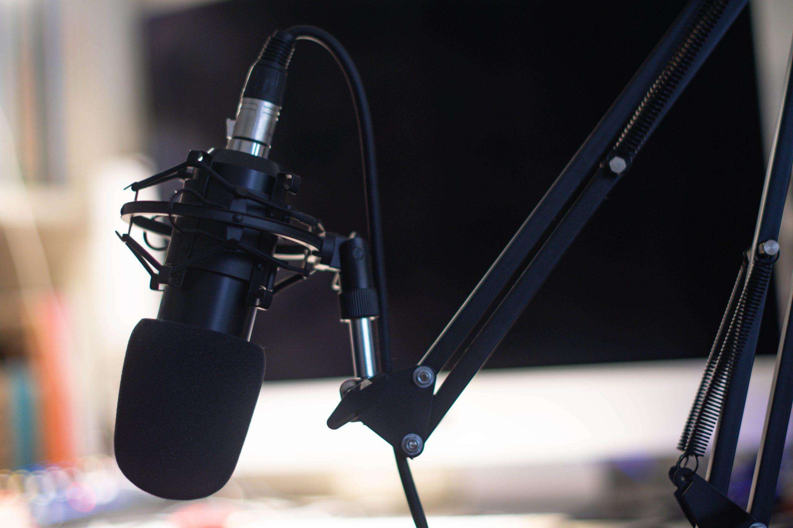 Microphone à condensateur en studio pour podcast