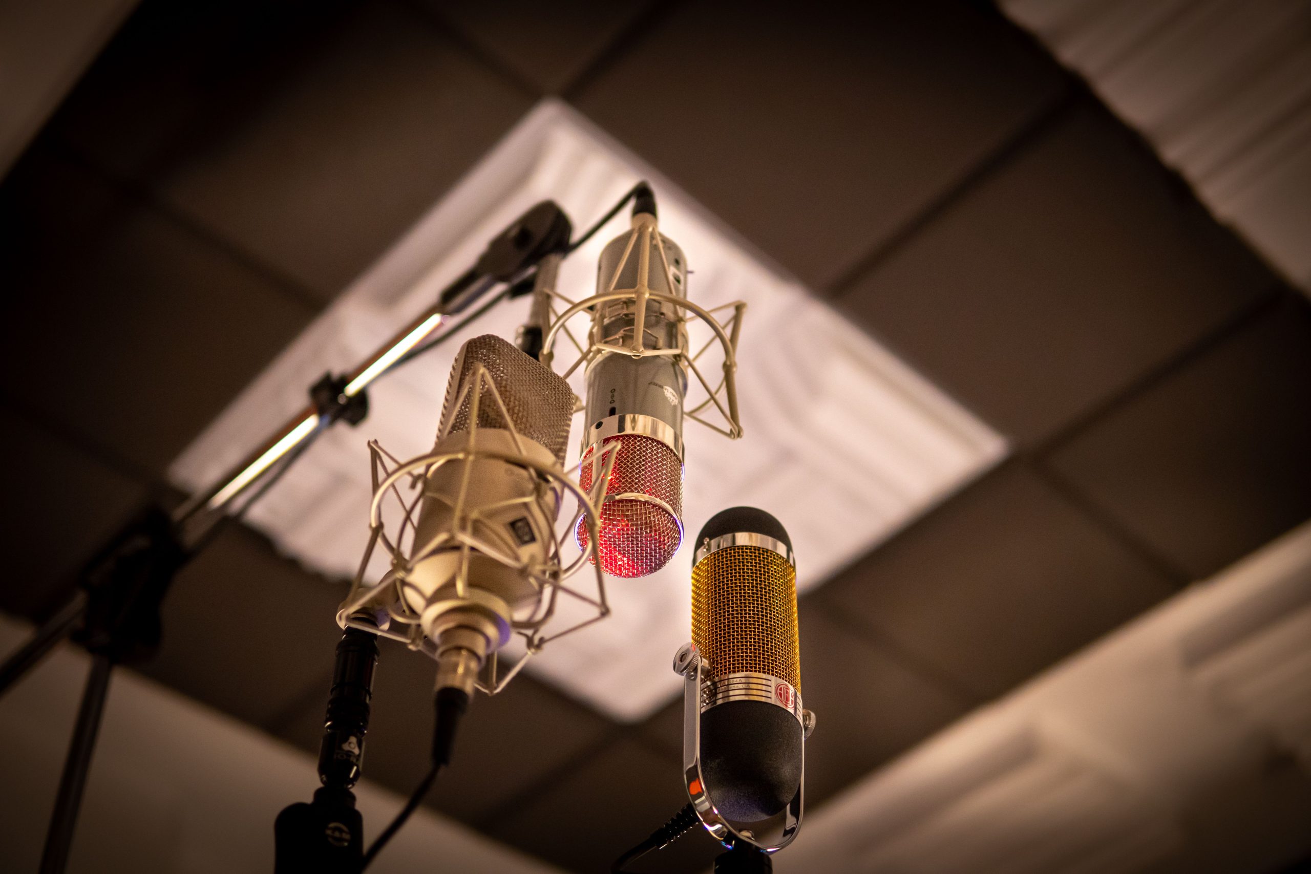 Trois microphones à condensateur en studio d'enregistrement