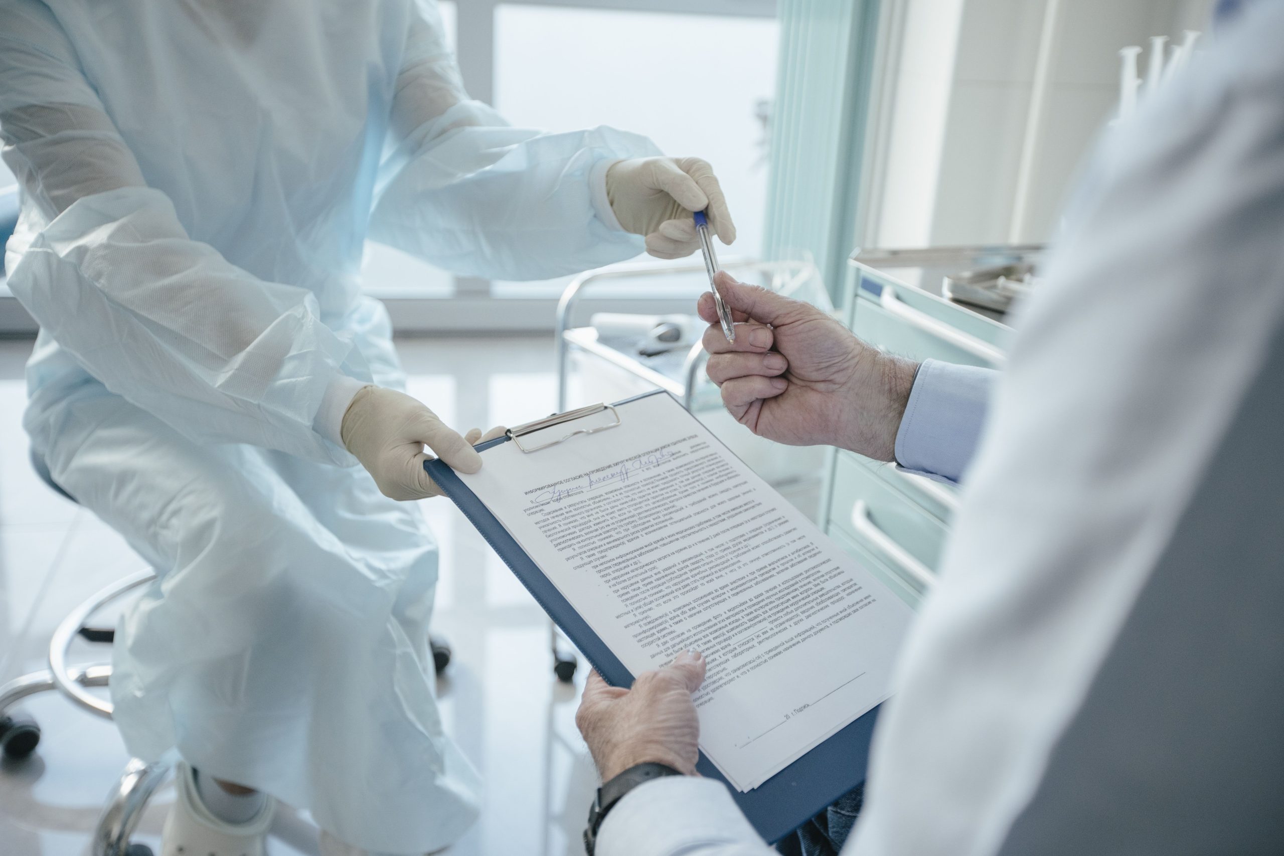 Medecin remettant un formulaire au patient