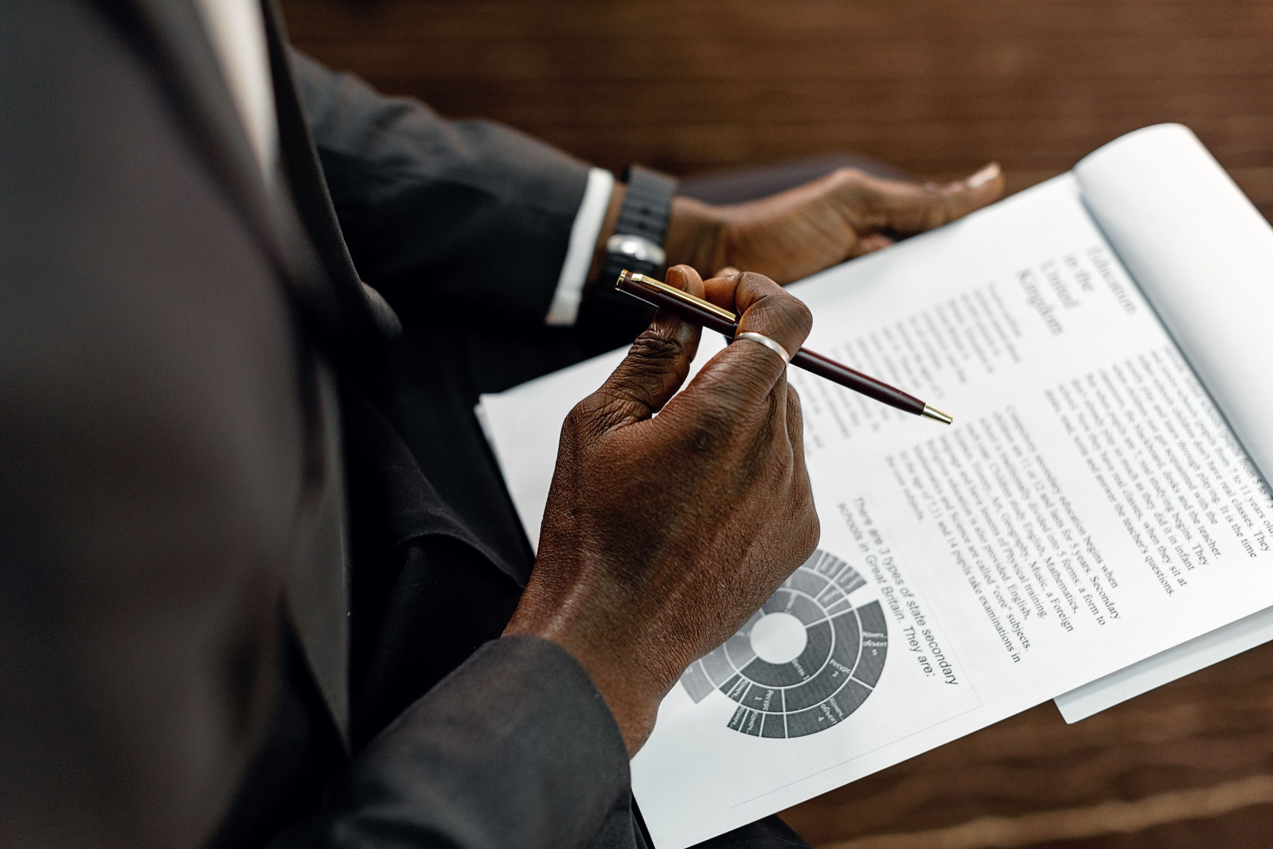 Homme d'affaires examinant attentivement des documents imprimés